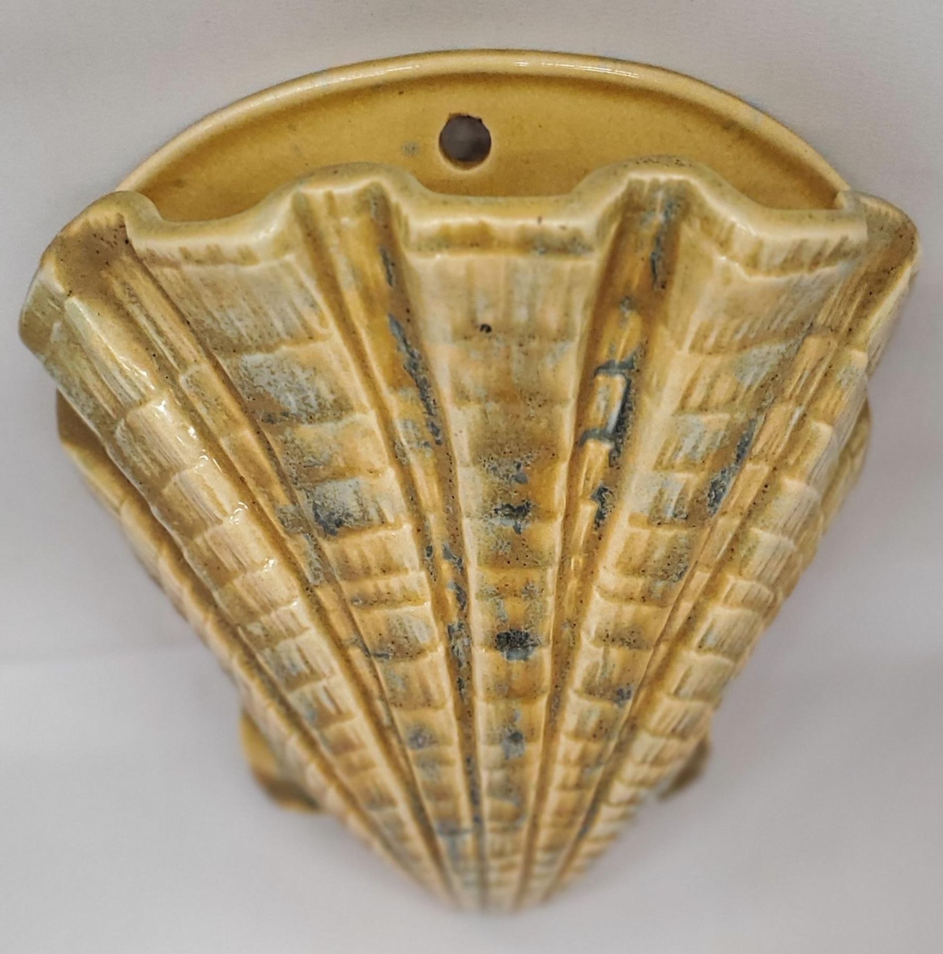 A VINTAGE BRETBY SHELL SHAPED WALL POCKET MODEL NO. 3864 - Image 3 of 3