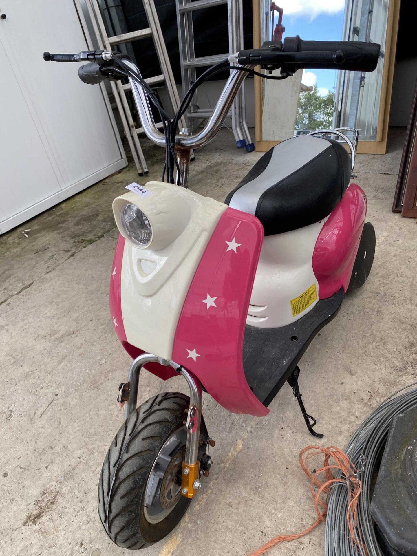 AN ELECTRIC CHILDS MOPED - Bild 2 aus 3