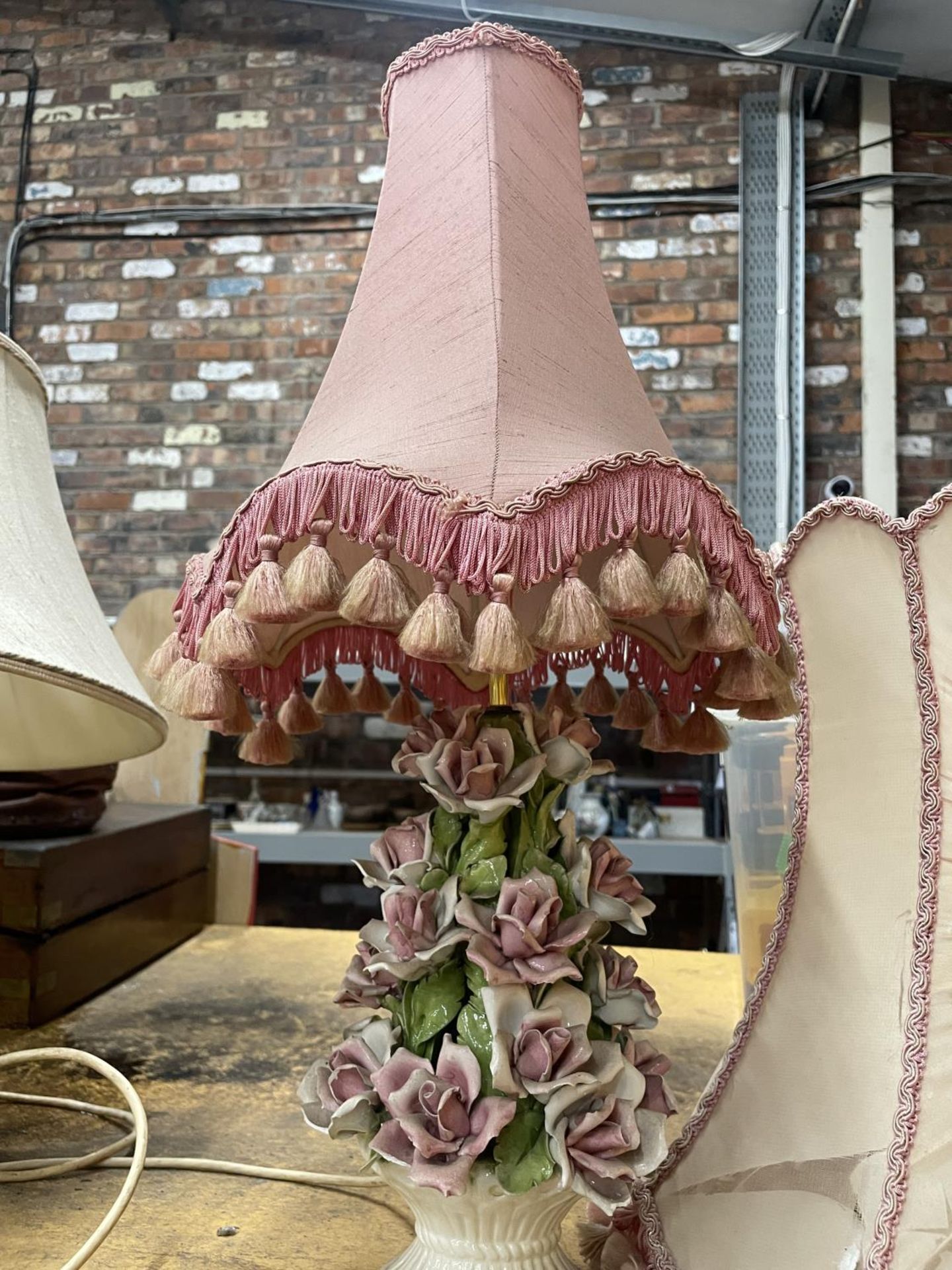 A VINTAGE STYLE FLORAL TABLE LAMP WITH A SHADE PLUS AN EXTRA SHADE - Image 2 of 3