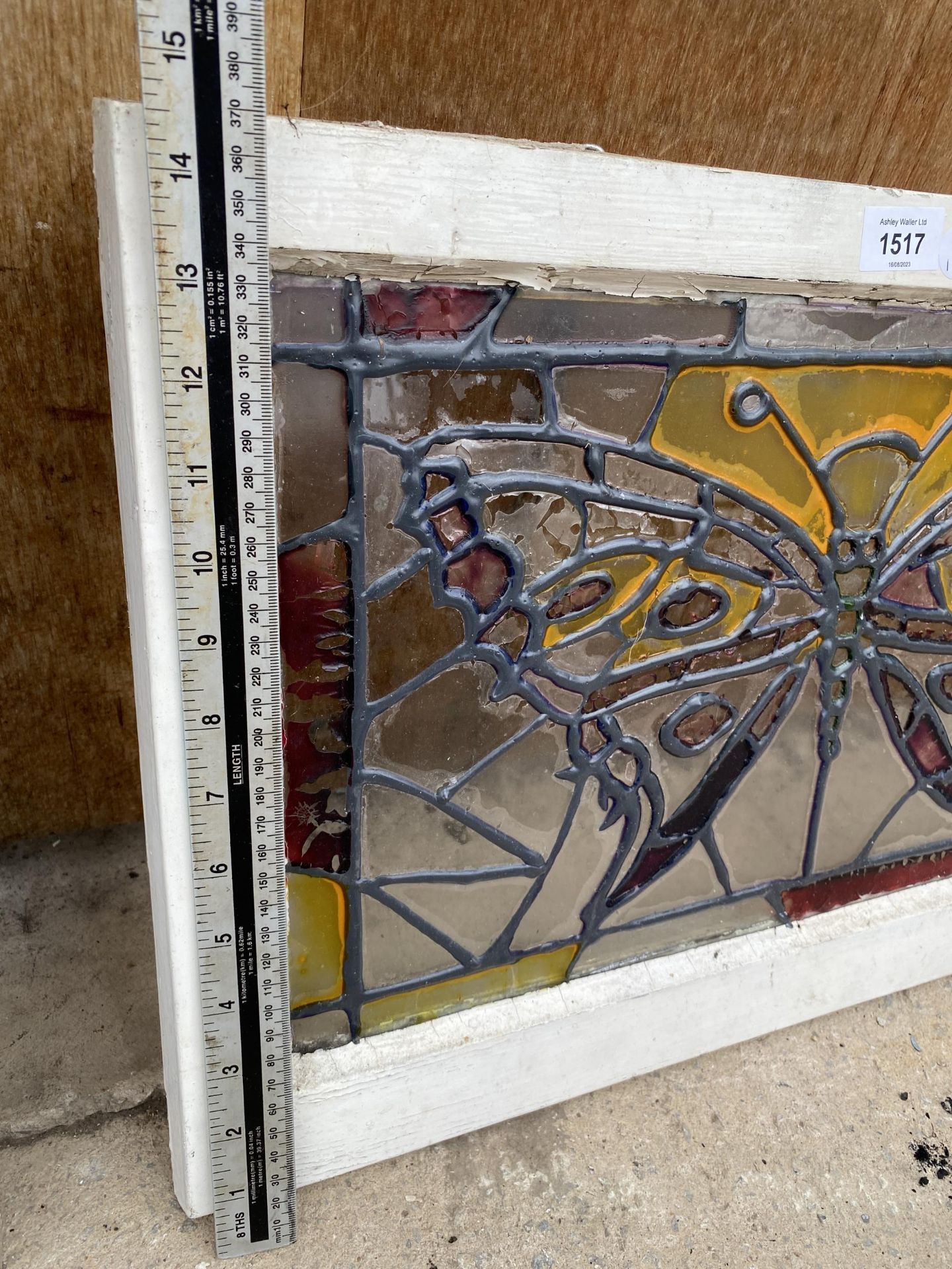 A VINTAGE LEADED GLASS PANEL WITH BUTTERFLY DESIGN - Bild 2 aus 4