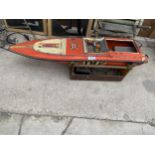 A VINTAGE ARROWSHAFT 25 MODEL MOTORBOAT, LENGTH 120CM