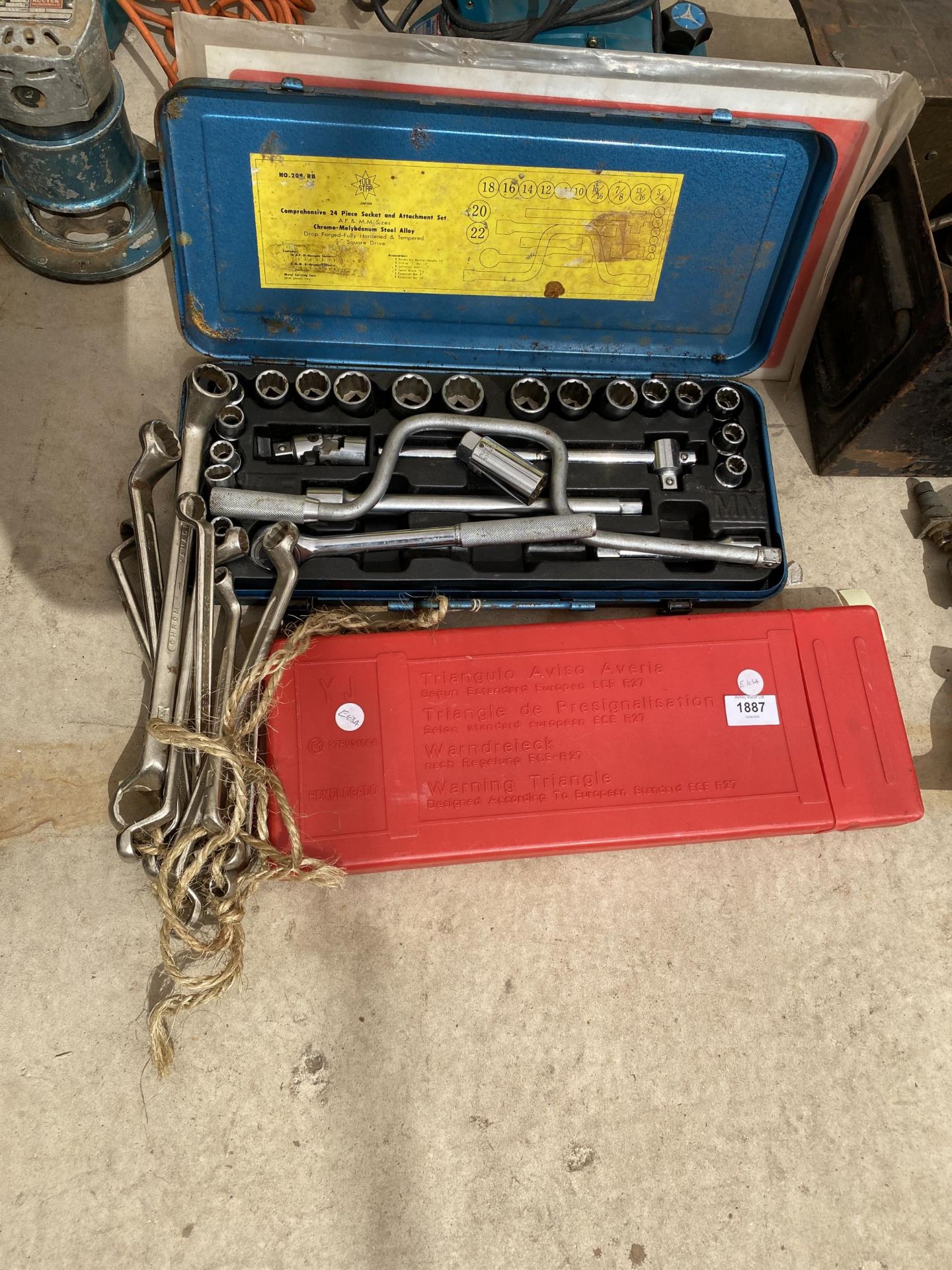 A CASED 24 PIECE SOCKET SET AND FURTHER ITEMS