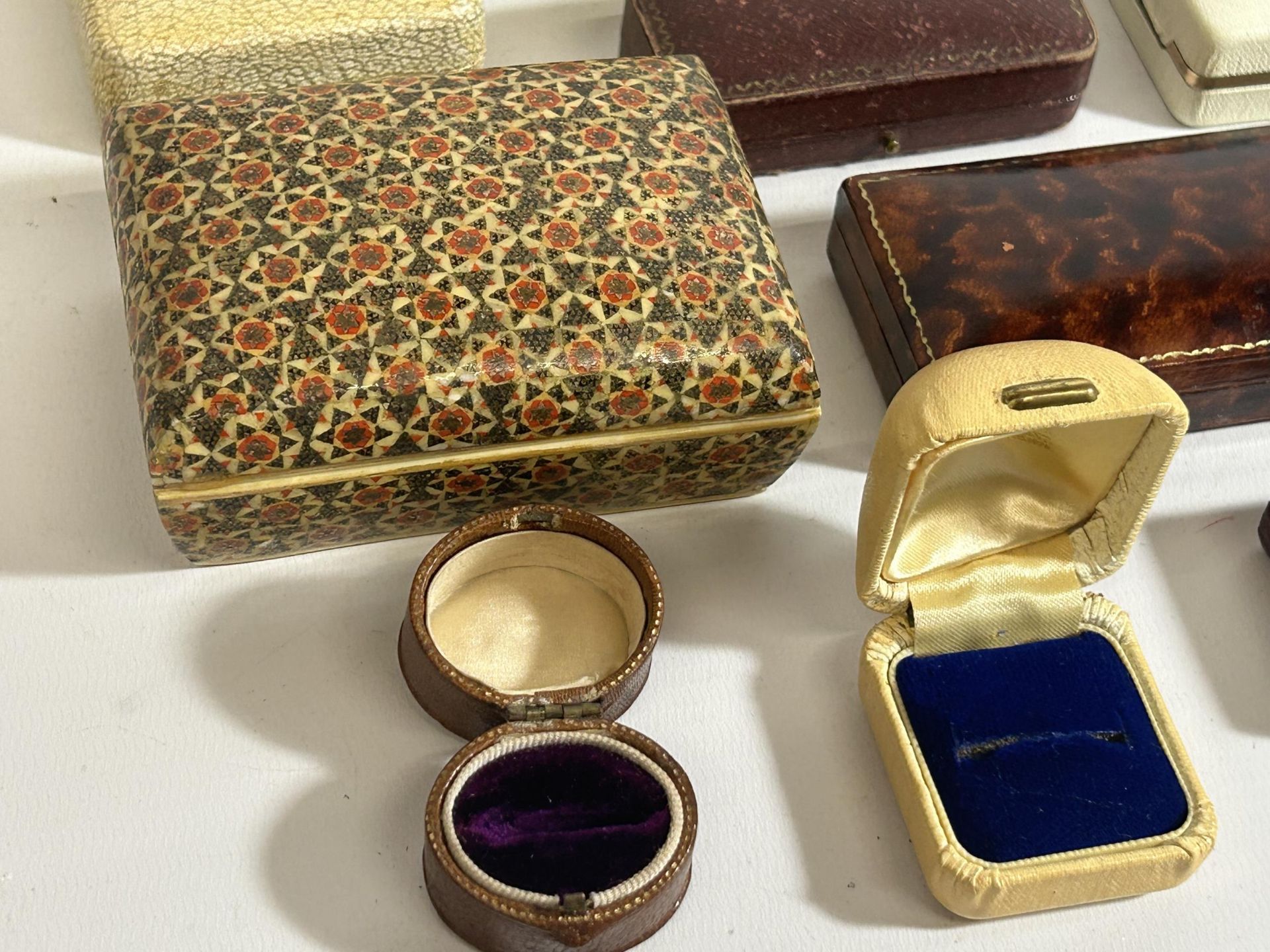 A COLLECTION OF THIRTEEN VINTAGE JEWELLERY BOXES - Image 3 of 4