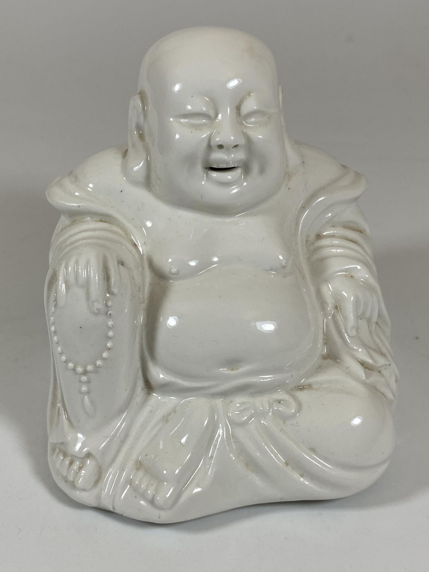 A CHINESE BLANC DE CHINE PORCELAIN MODEL OF A BUDDHA, HEIGHT 10CM