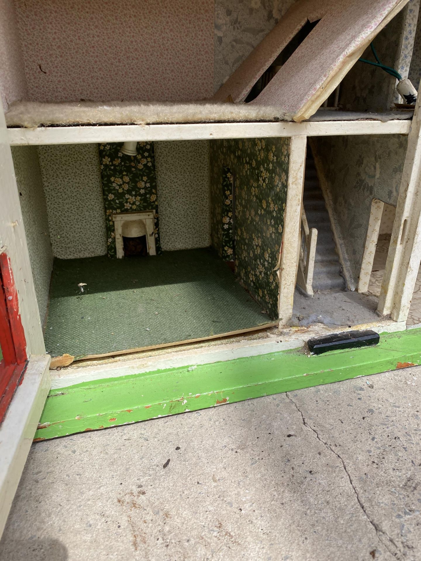 A VINTAGE WOODEN DOLLS HOUSE - Image 4 of 6