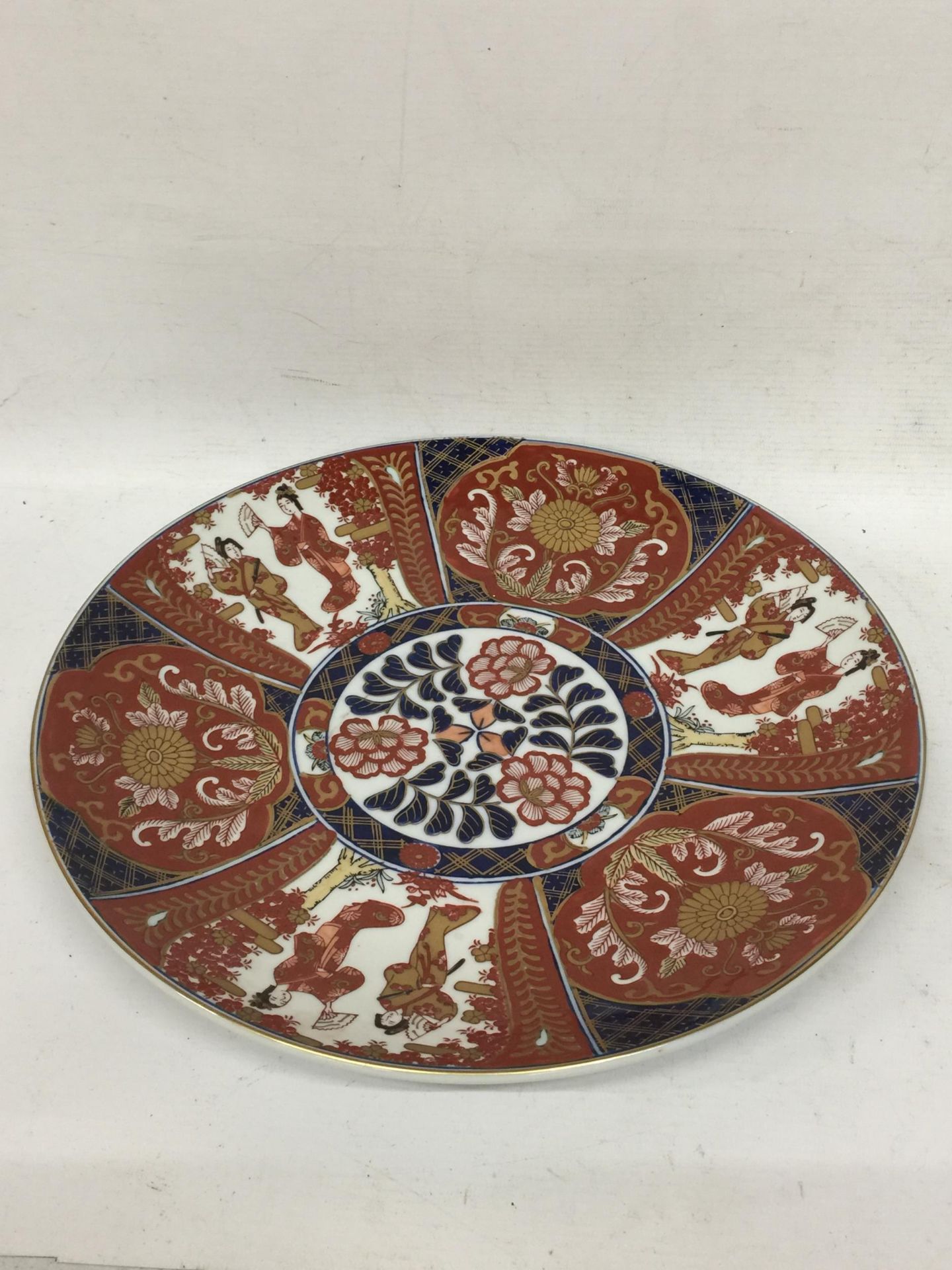 A JAPANESE IMMARI PLATE, MARKED TO BASE, DIAMETER 34CM