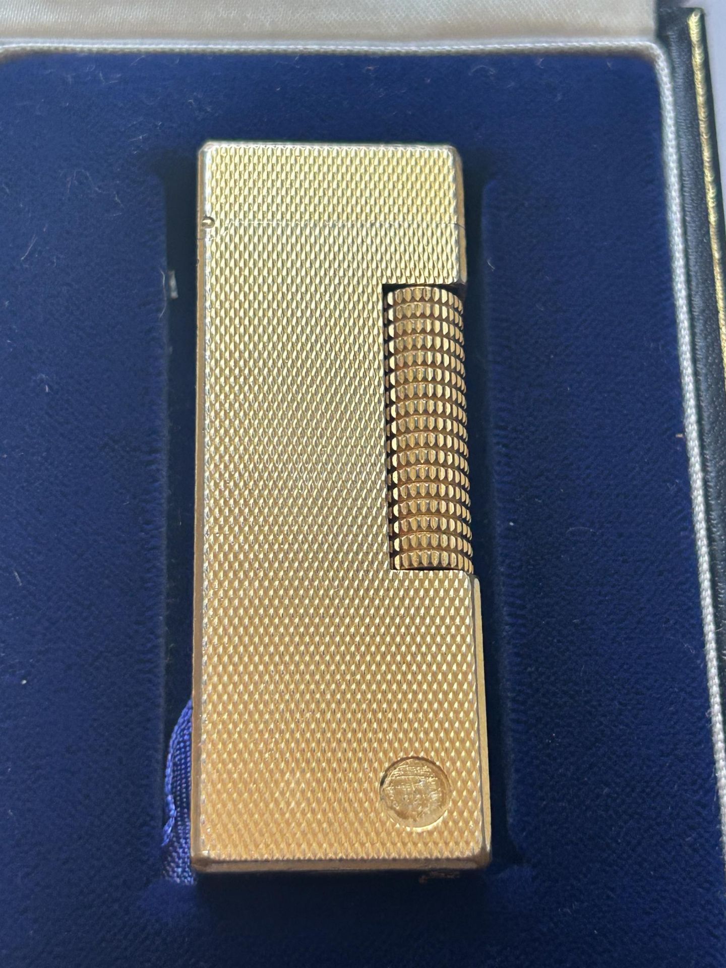 A DUNHILL GOLD PLATED POCKET LIGHTER COMPLETE WITH ORIGINAL FITTED DUNHILL CASE - Bild 2 aus 7