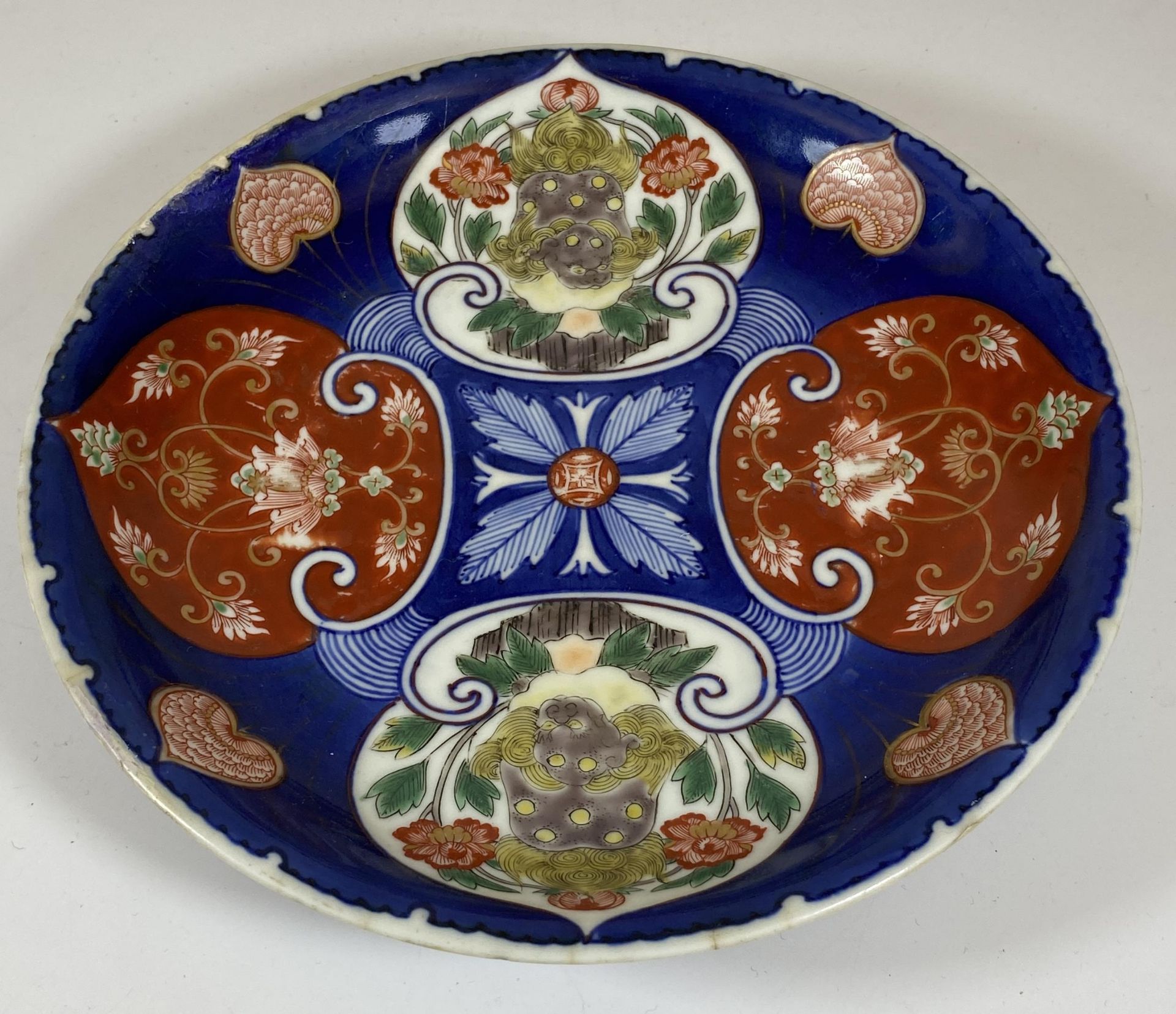 A JAPANESE MEIJI PERIOD (1868-1912) IMARI ON BLUE GROUND FLORAL PATTERN DISH, SIX CHARACTER MARK
