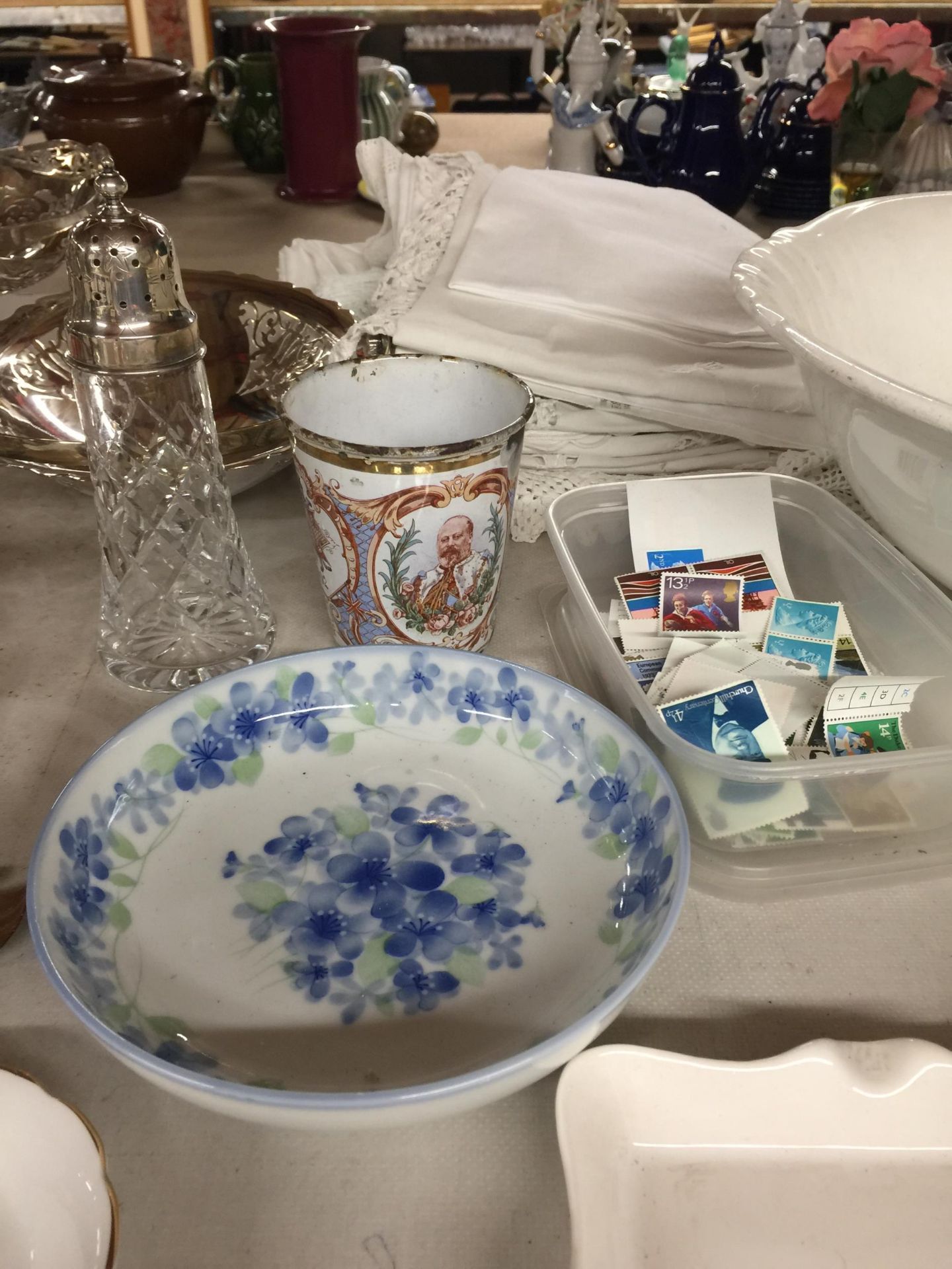 A LARGE COLLECTION OF ITEMS, TREEN BOWL, WILLOW PATTERN BLUE AND WHITE BOWL, SILVER PLATE ETC - Image 3 of 5