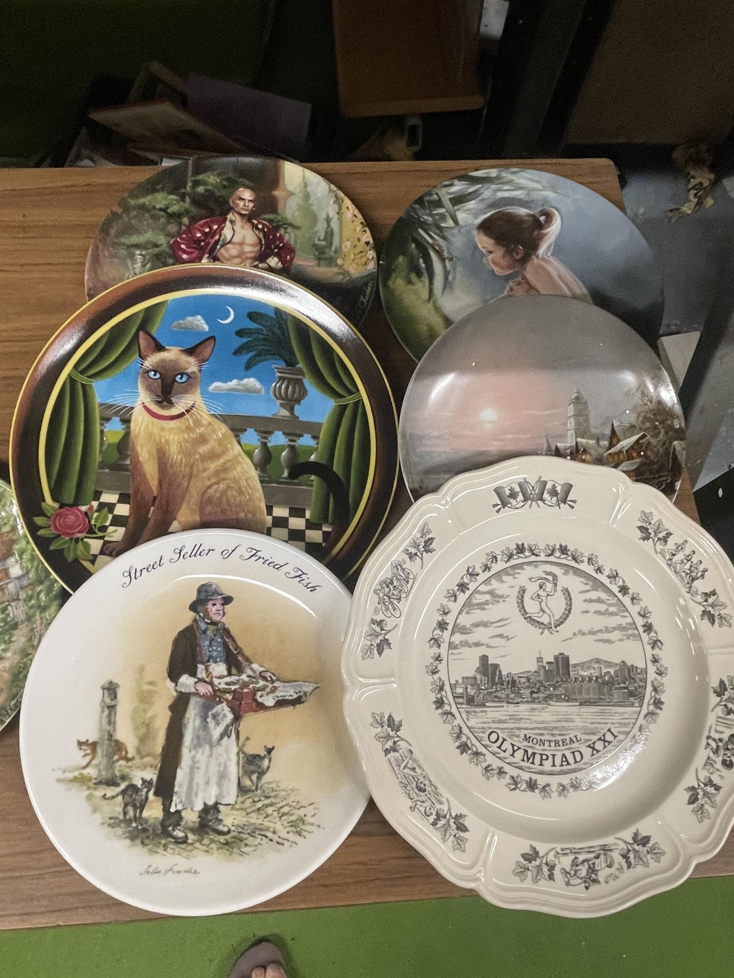 A GROUP OF COLLECTABLE CERAMIC CABINET PLATES - Bild 2 aus 3