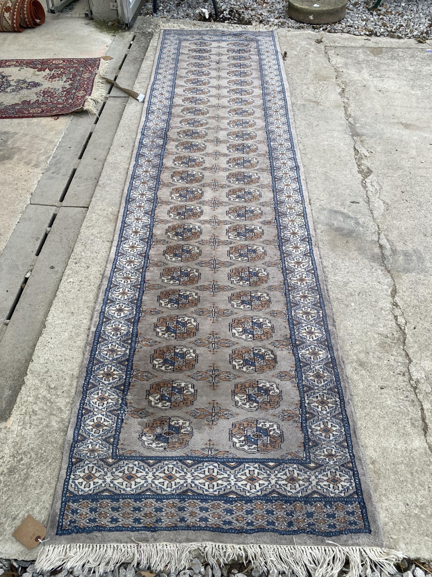 A GREY PATTERNED FRINGED HALL RUNNER