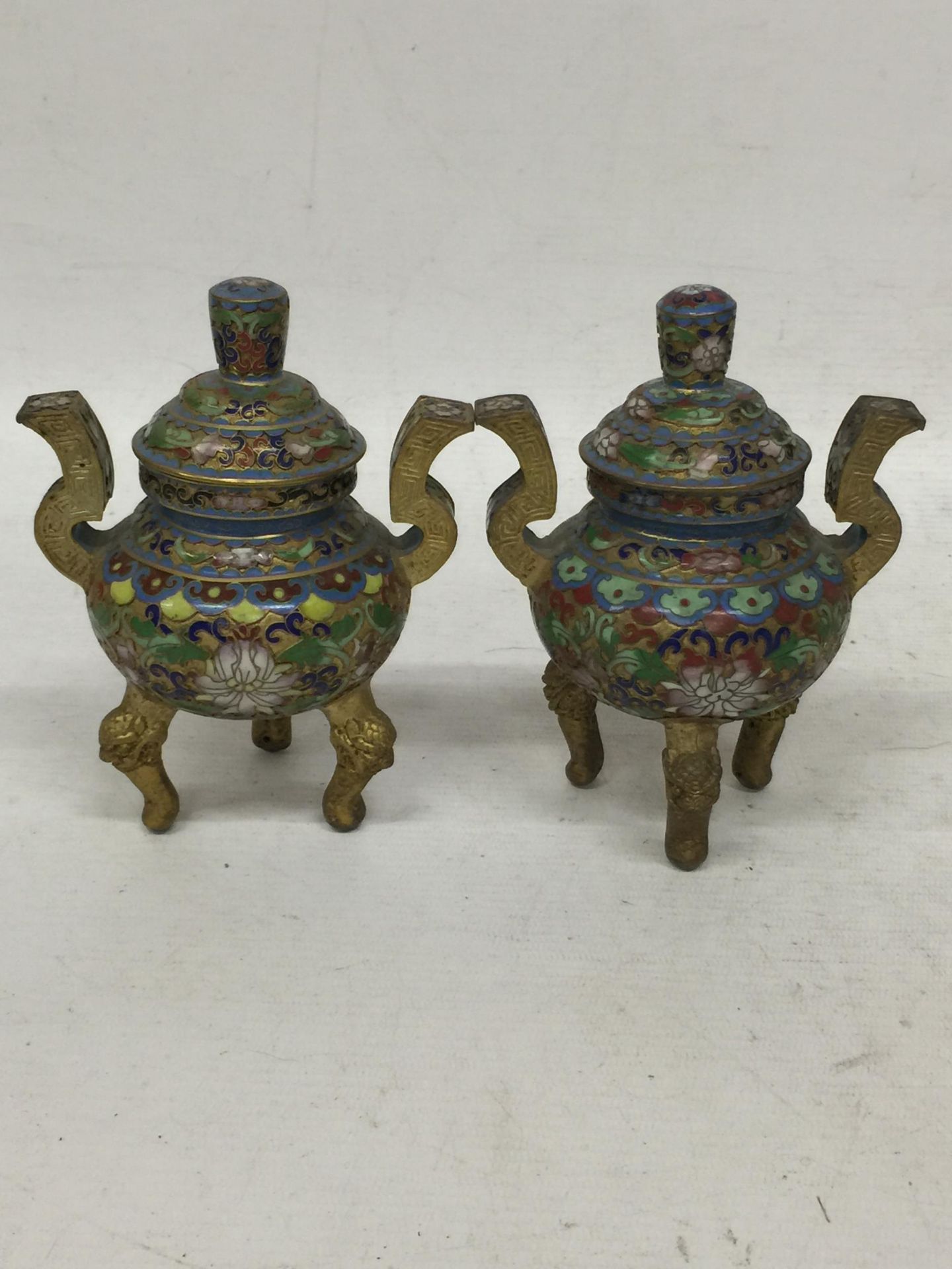 A PAIR OF ORIENTAL CLOISONNE LIDDED SMALL CENSORS