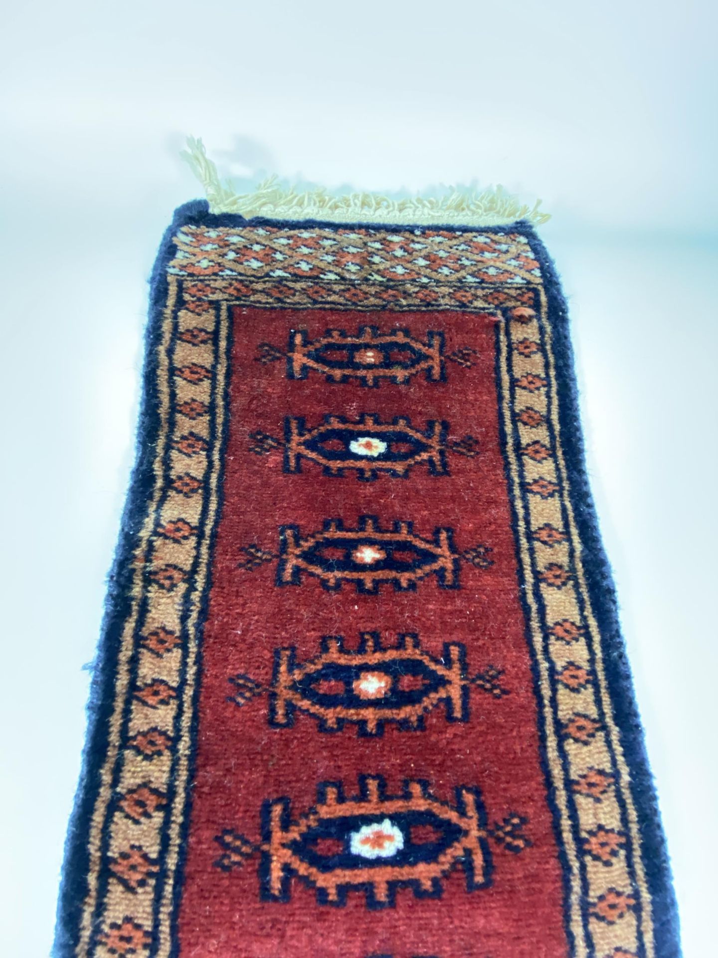 A VINTAGE MIDDLE EASTERN PERSIAN RED SAMPLE RUNNER, LENGTH 63CM - Image 4 of 7