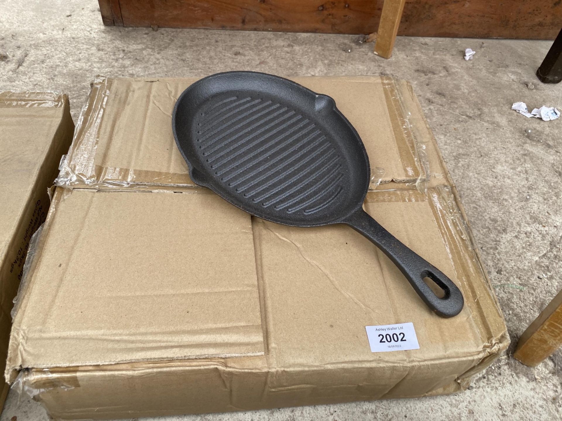 APPROXIMATELY 10 CAST IRON SKILLET PANS