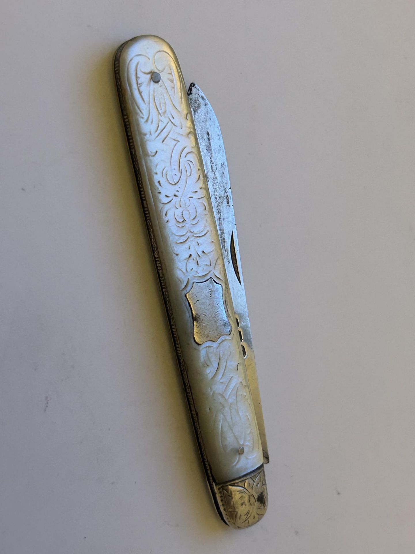 A VINTAGE HALLMARKED BIRMINGHAM SILVER BLADED FRUIT KNIFE WITH A MOTHER OF PEARL HANDLE - Image 3 of 3