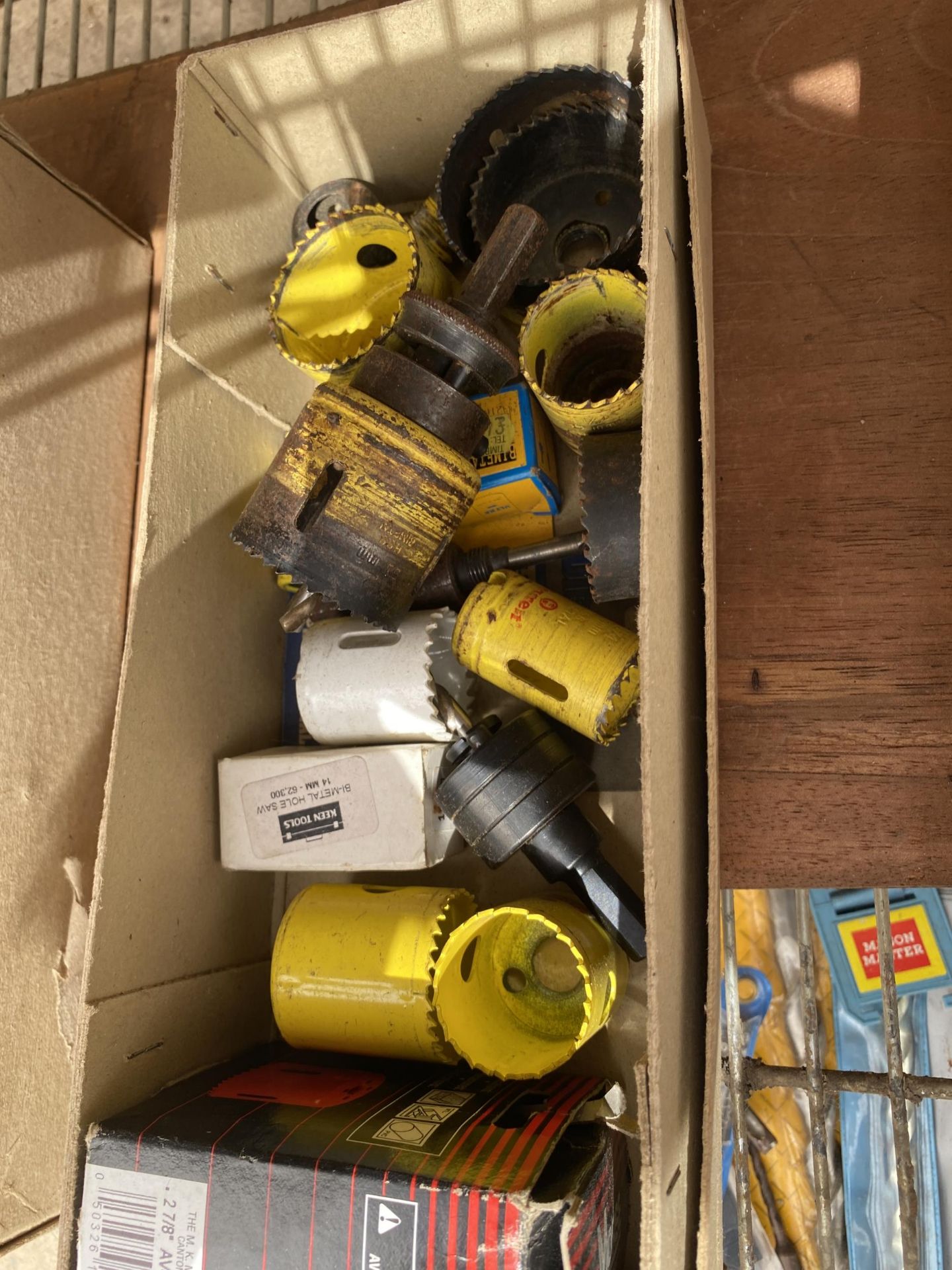 A BOX OF HOLE SAW TOOL ATTACHMENTS - Image 2 of 2