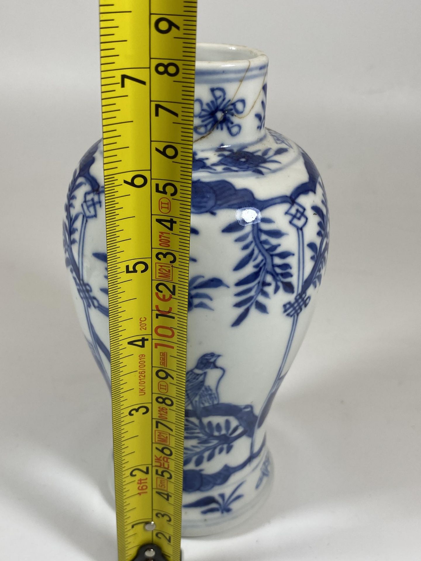 A LATE 19TH CENTURY CHINESE KANGXI STYLE BLUE AND WHITE FIGURAL DESIGN VASE, HEIGHT 18CM - Image 6 of 6