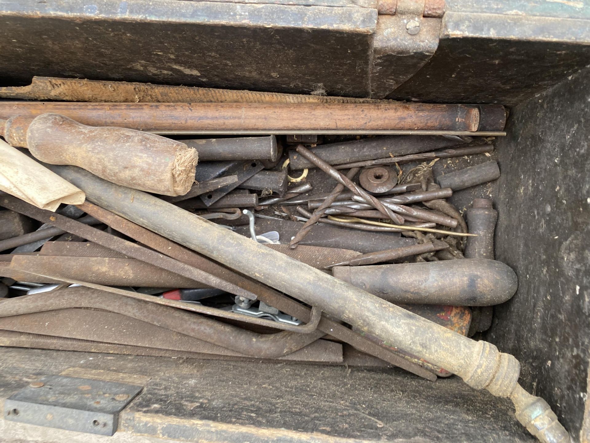 A BOX OF ASSORTED VINTAGE TOOLS ETC - Image 3 of 3