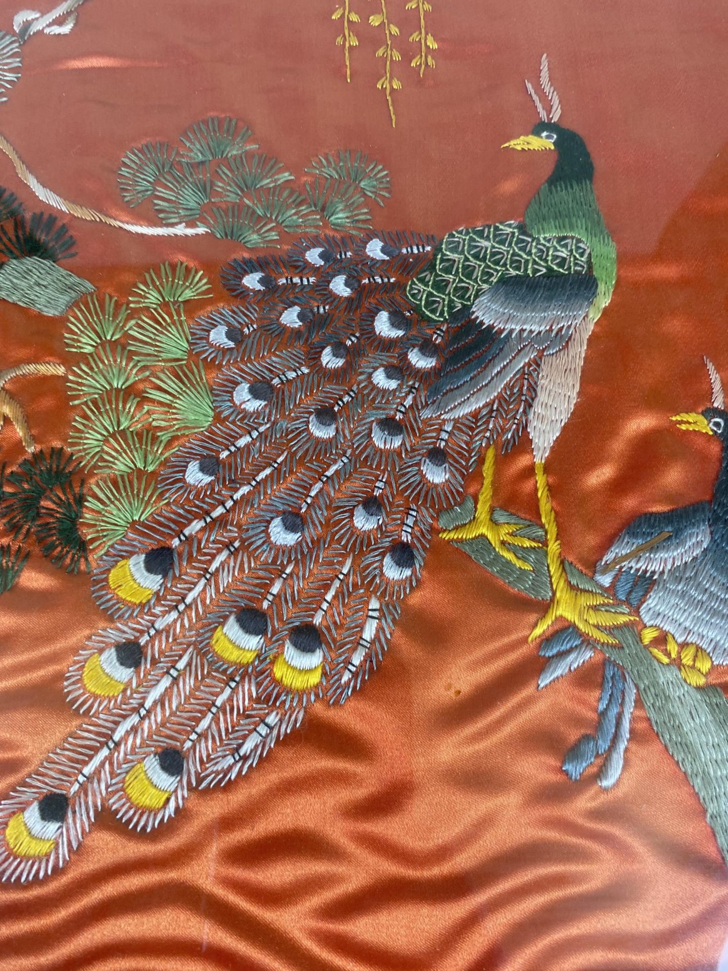 A FRAMED ORIENTAL SILK EMBROIDERY OF PEACOCKS, 62 X 42CM - Image 2 of 6