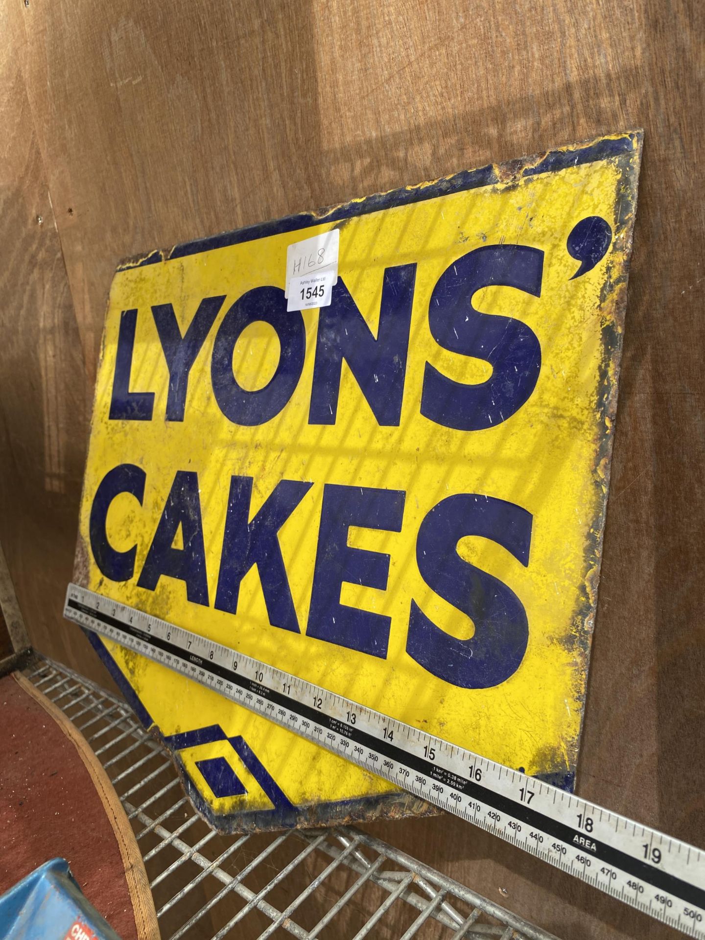 A VINTAGE DOUBLE SIDED ENAMEL LYONS CAKES SIGN, LENGTH 44CM - Bild 2 aus 2