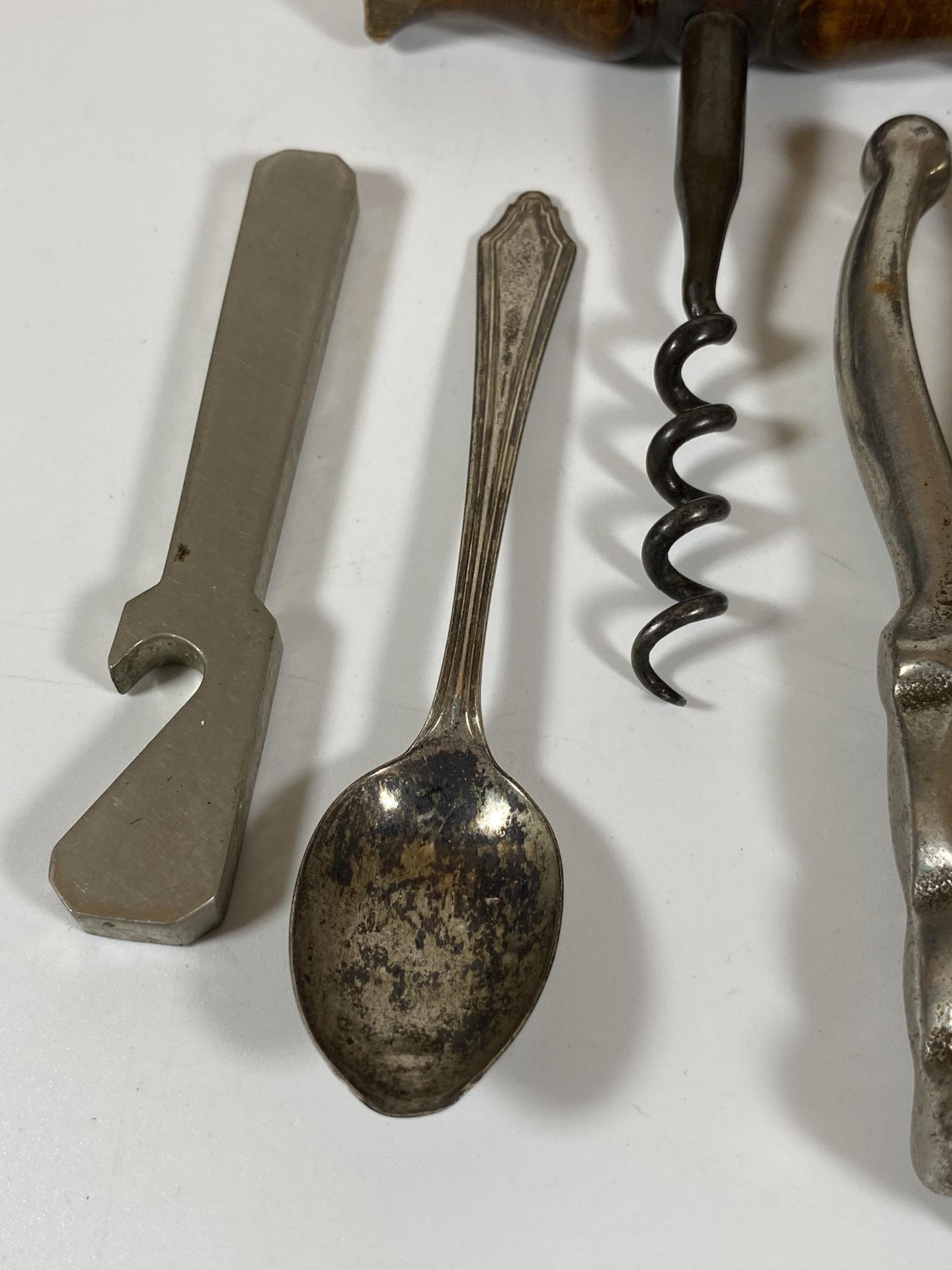 A MIXED LOT TO INCLUDE HALLMARKED SILVER TEASPOON, FRUITWOOD CORKSCREW ETC - Image 2 of 4