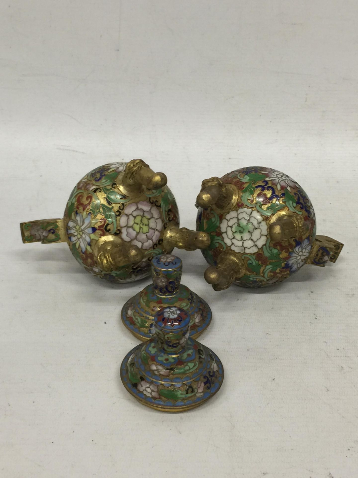 A PAIR OF ORIENTAL CLOISONNE LIDDED SMALL CENSORS - Bild 3 aus 3