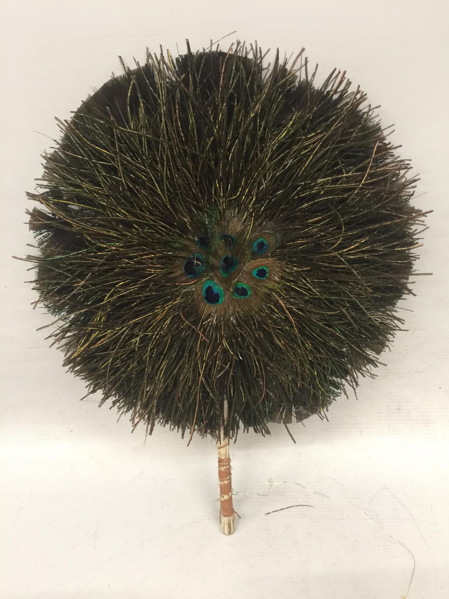 A COLLECTION OF PEACOCK RELATED ITEMS, FEATHERS MIRROR ETC - Bild 5 aus 7