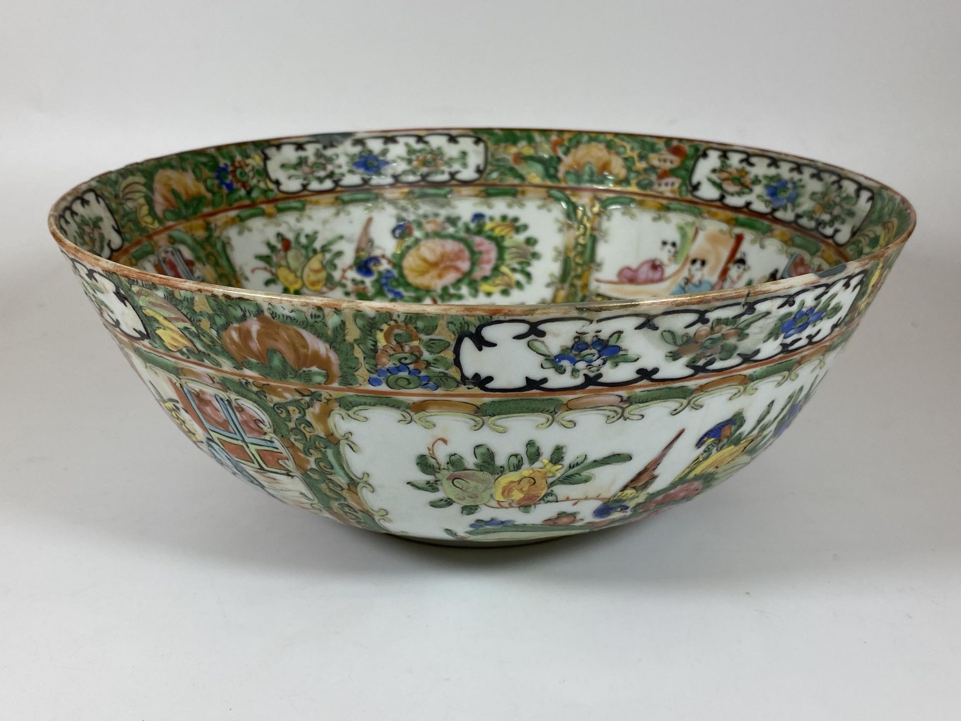 A 19TH CENTURY CHINESE CANTON FAMILLE ROSE MEDALLION FRUIT BOWL, DIAMETER 26CM, HEIGHT 10CM - Image 5 of 9