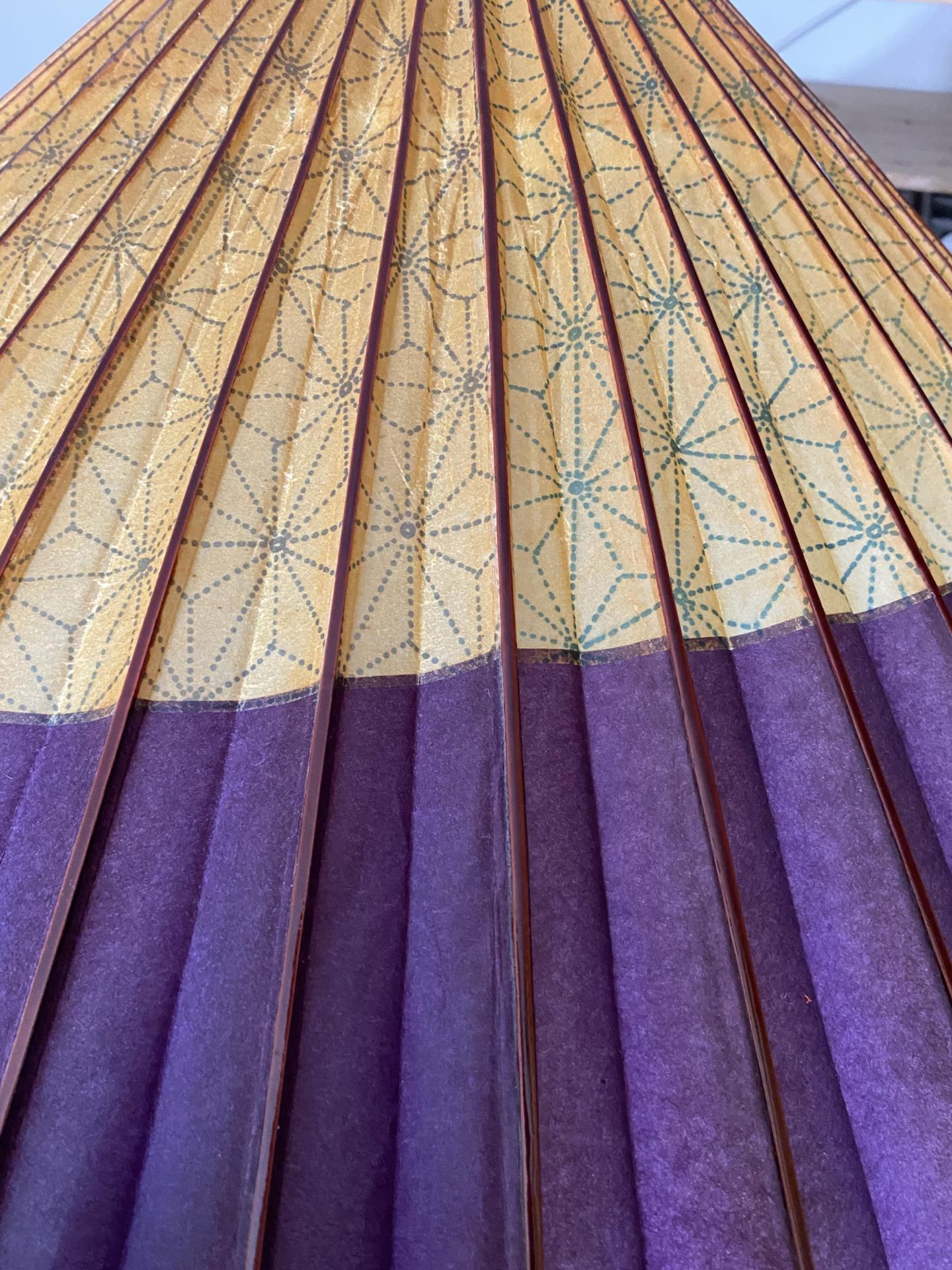 A VINTAGE JAPANESE PARASOL UMBRELLA WITH GEOMETRIC INTERIOR DESIGN, LENGTH 73CM - Image 5 of 5