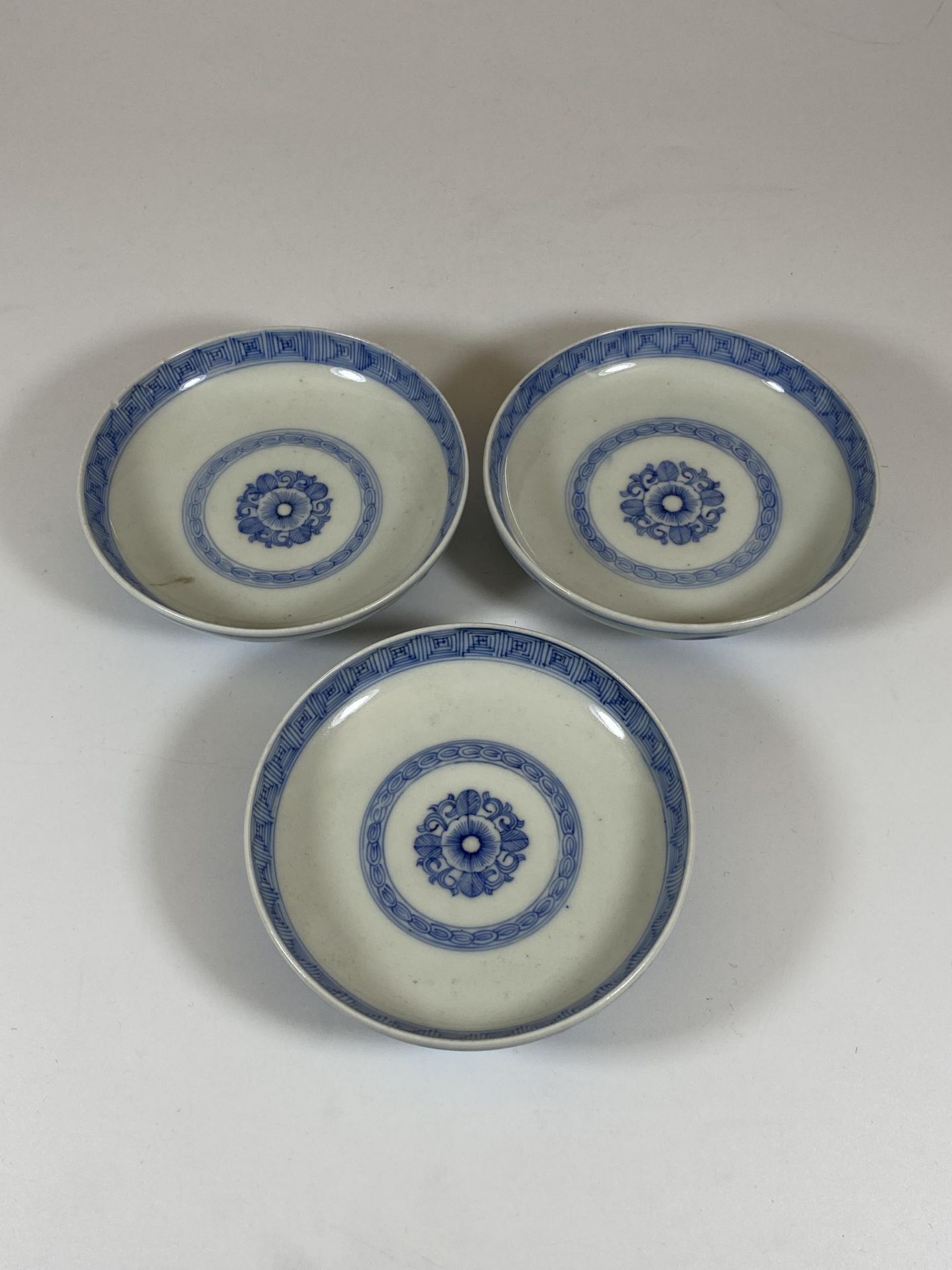 A SET OF THREE CHINESE BLUE AND WHITE PORCELAIN DISHES WITH ANIMAL AND CHARACTER DESIGNS, DIAMETER - Image 2 of 5