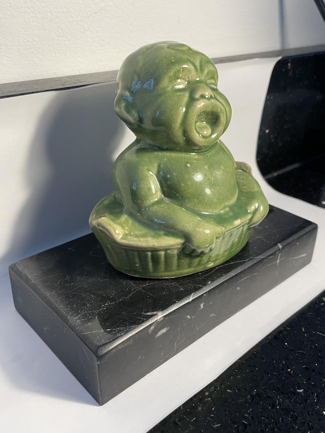 AN ORIENTAL BUDDAH ON A MARBLE BASE - Image 2 of 4