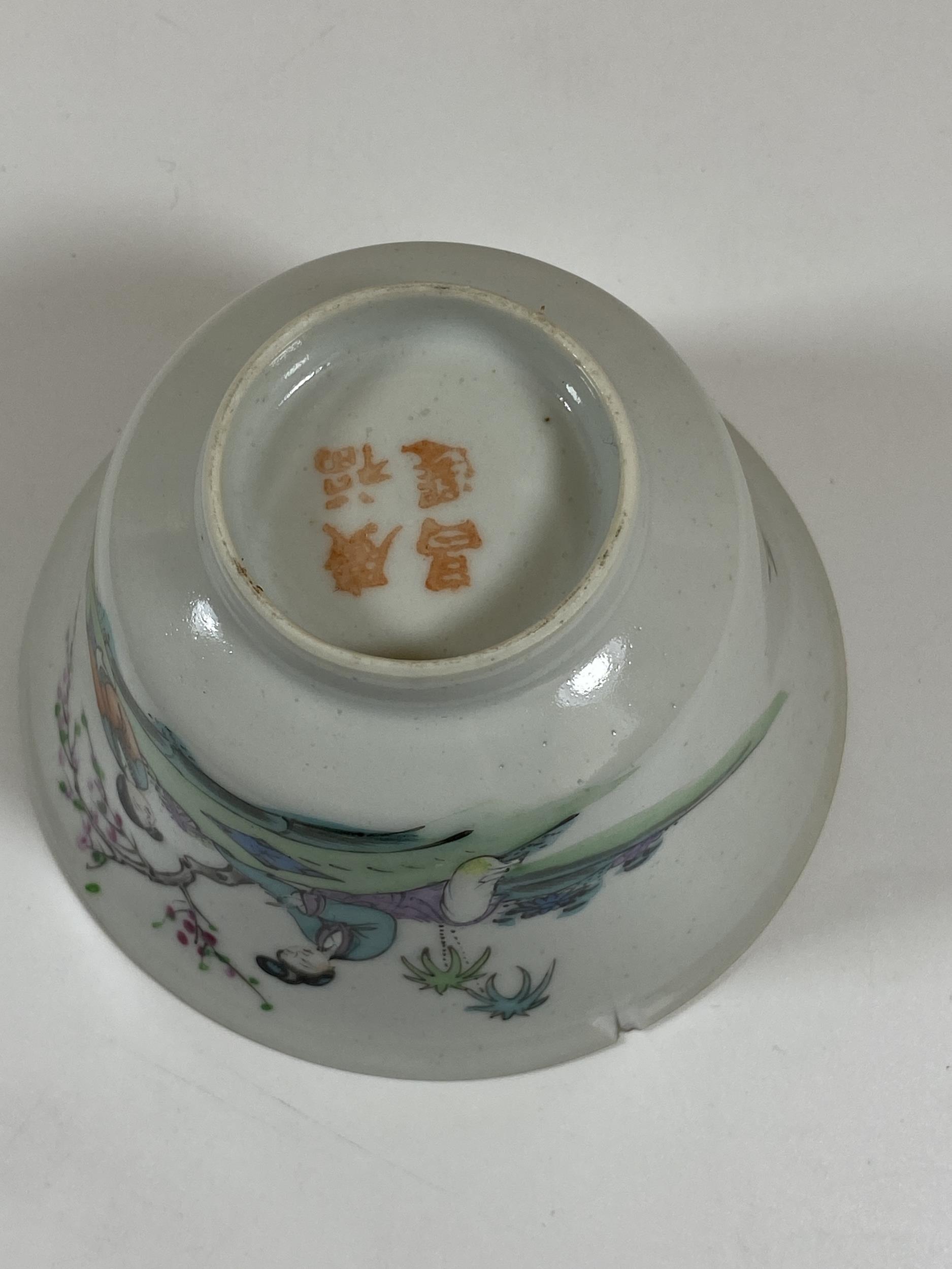 AN EARLY 20TH CENTURY CHINESE PORCELAIN BOWL WITH FIGURAL DESIGN, FOUR CHARACTER MARK TO BASE, - Image 5 of 6