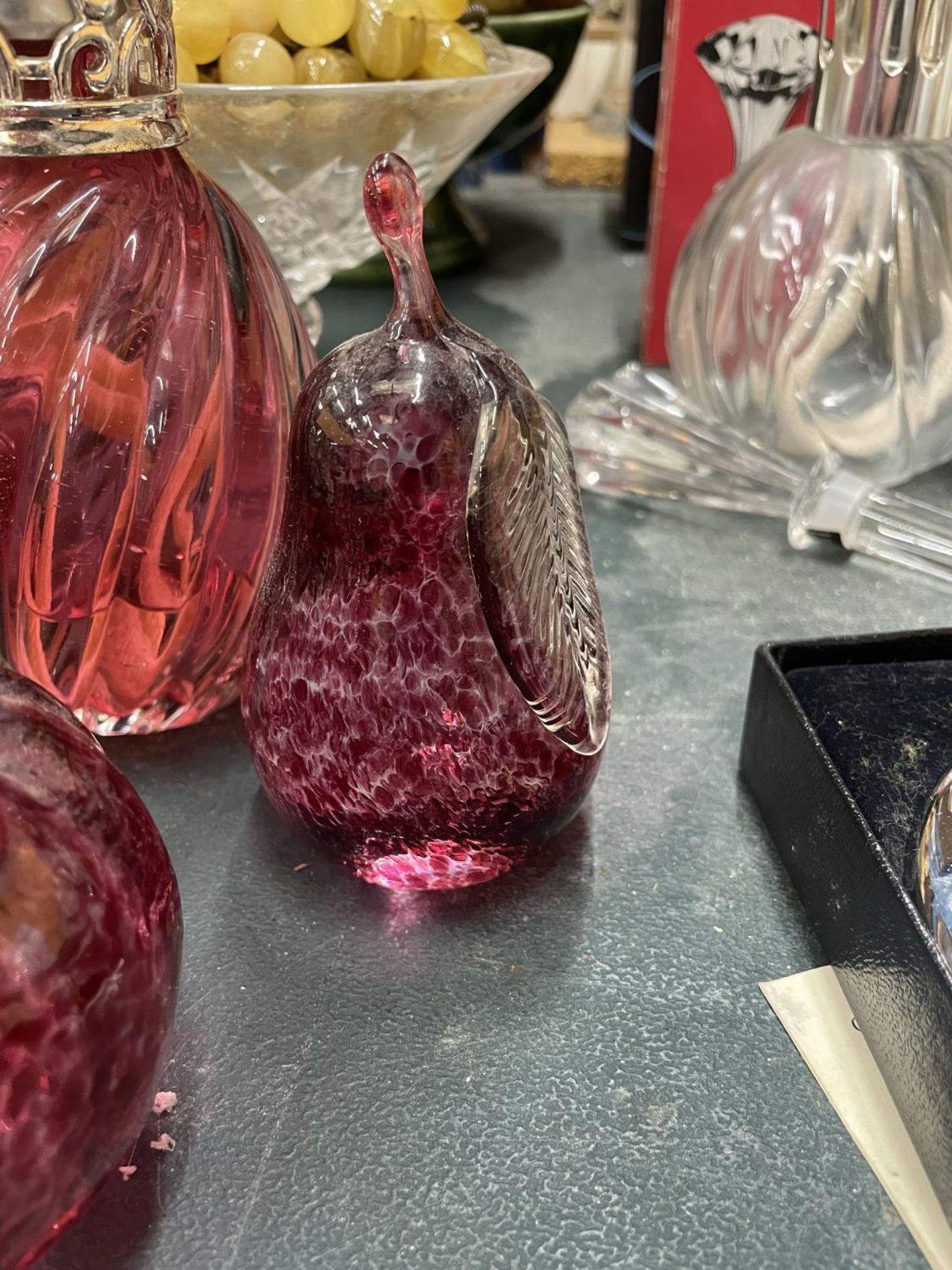 FOUR PIECES OF CRANBERRY GLASS TO INCLUDE A SCENT BOTTLE AND VINTAGE PERFUME BOTTLE WITH PONTIL MARK - Image 3 of 3