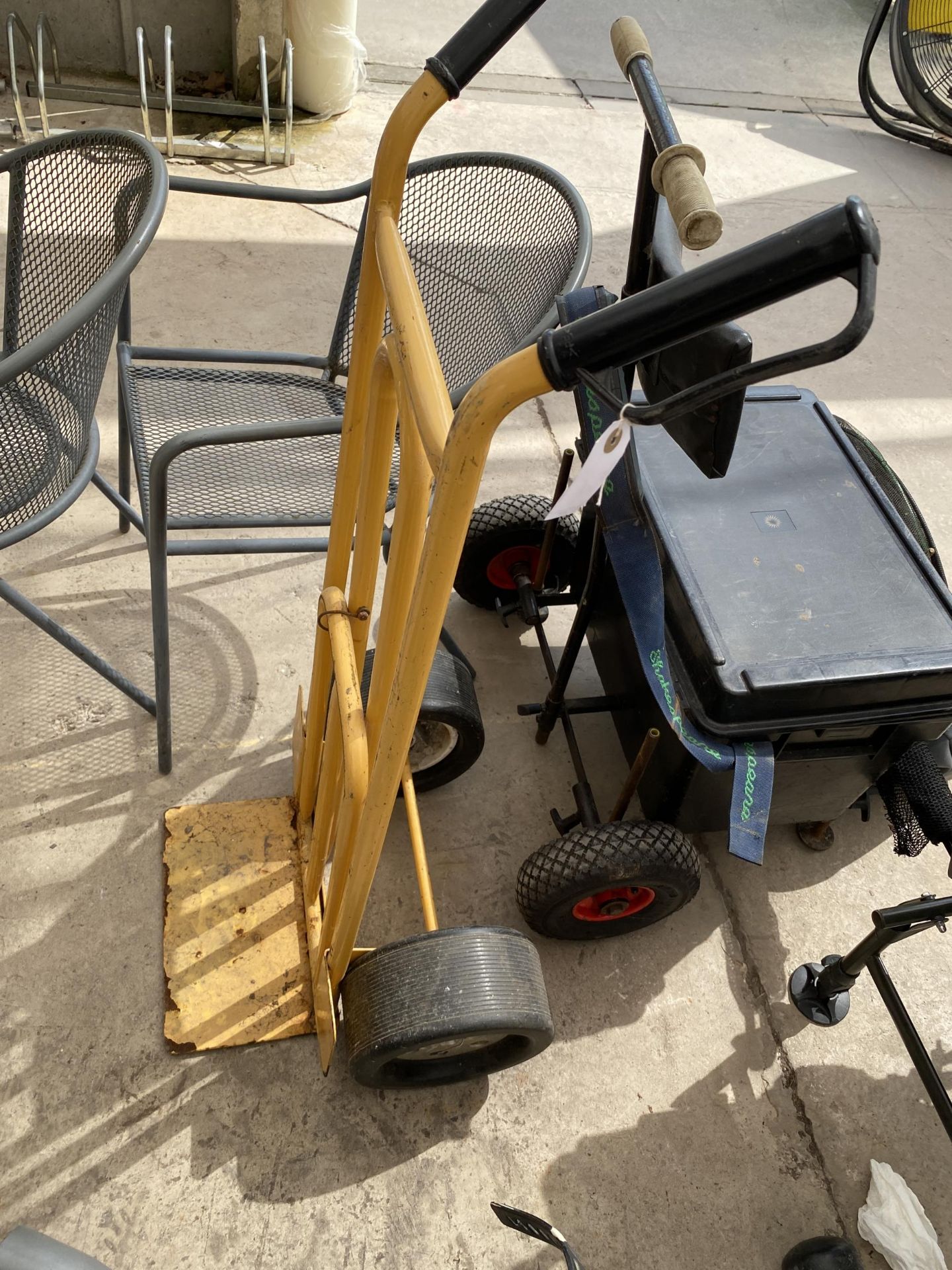 A VINTAGE YELLOW METAL SACK TRUCK - Bild 2 aus 2