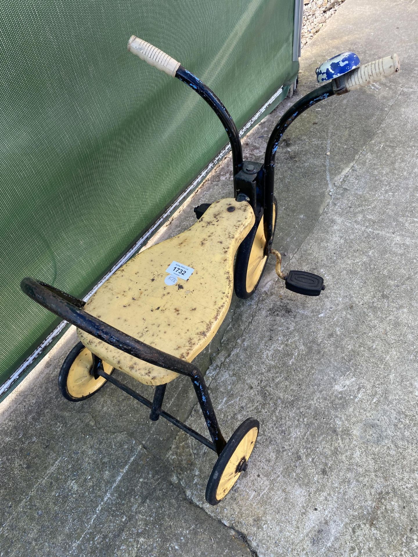 A VINTAGE METAL CHILDS TRICYCLE - Bild 2 aus 3