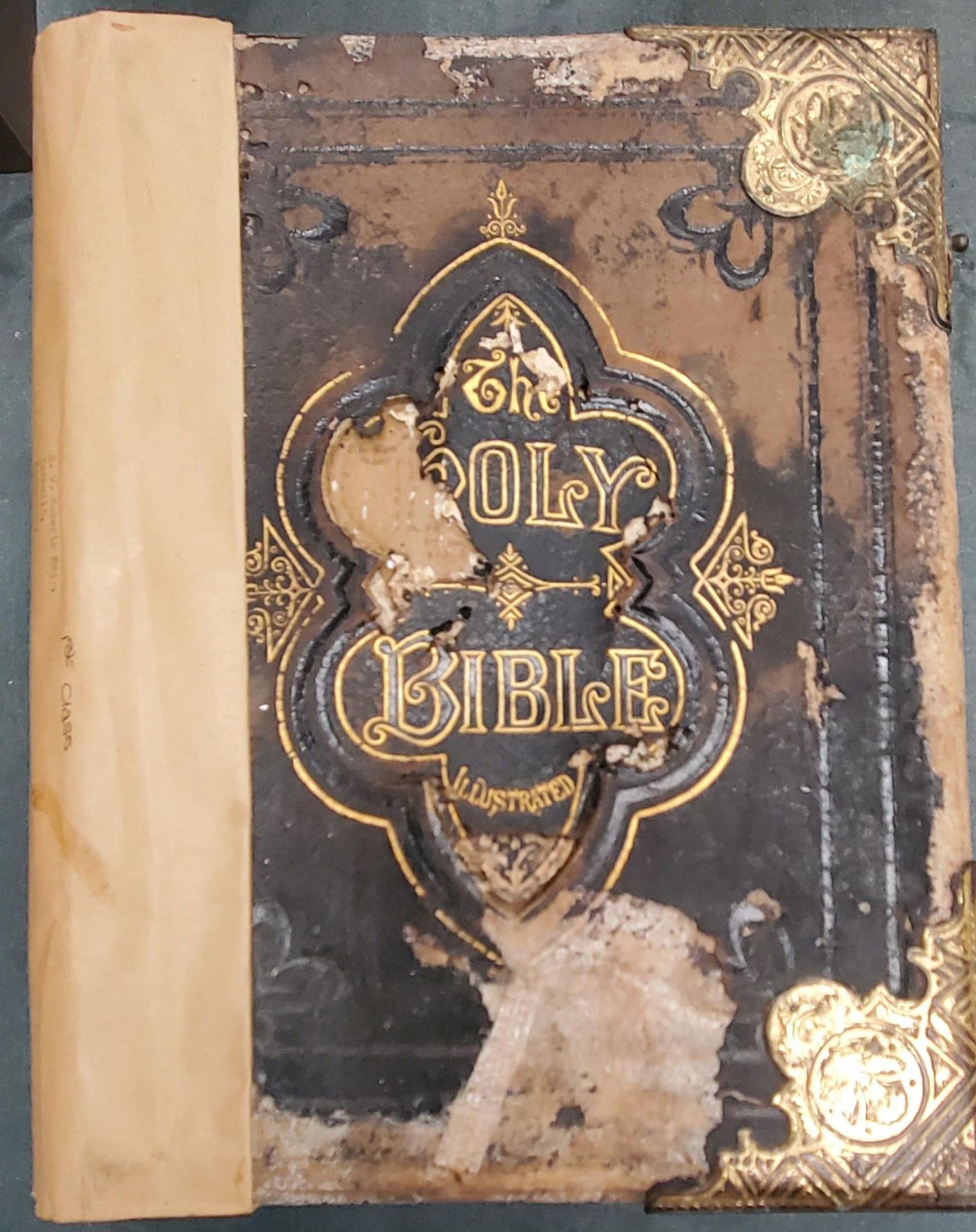 A LARGE ANTIQUARIAN HOLY BIBLE WITH COLOUR AND BLACK AND WHITE PLATES, SOME DAMAGE TO THE COVER