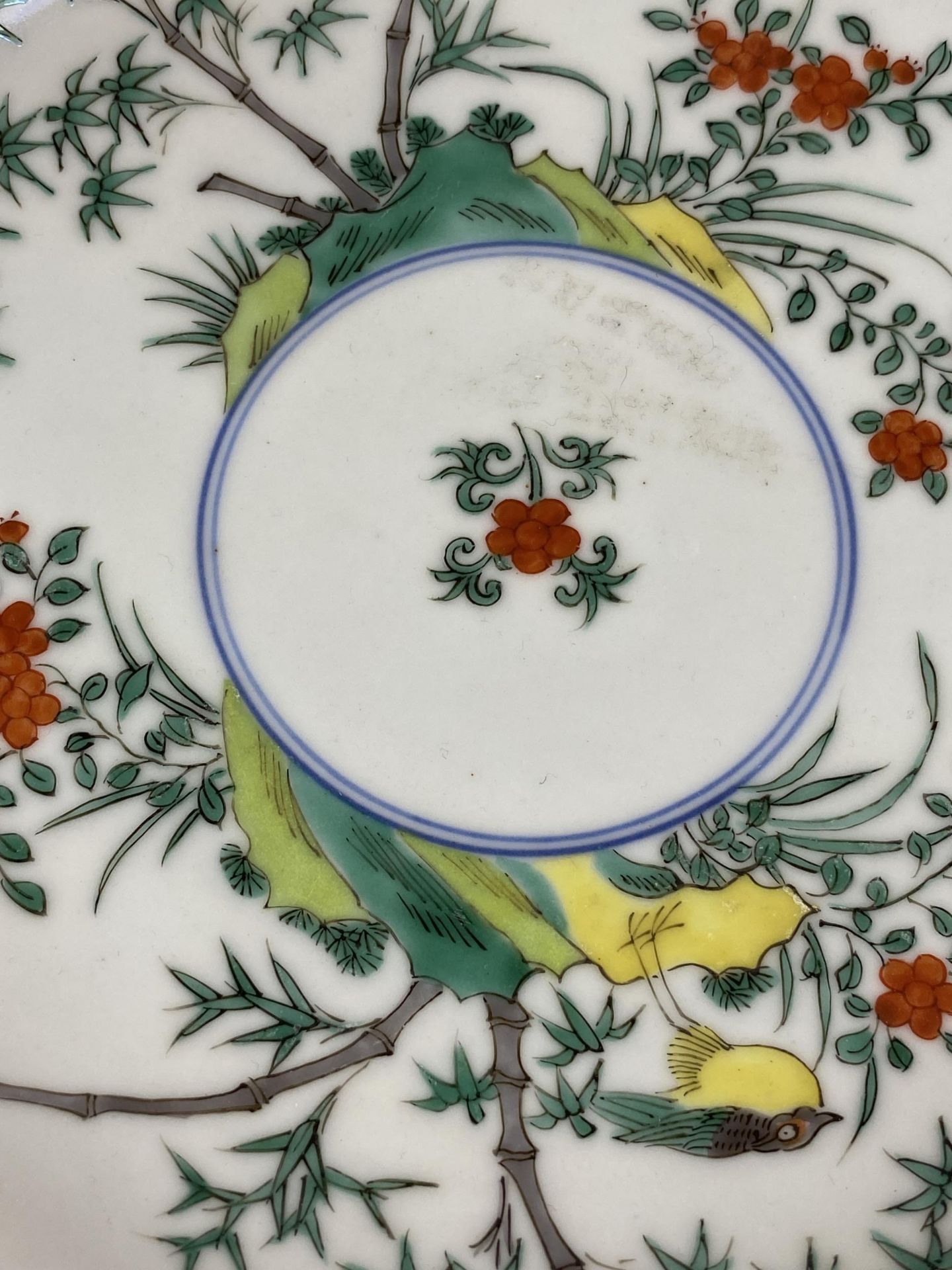 A CHINESE PORCELAIN PLATE WITH BIRD AND FLORAL DESIGN, SIX CHARACTER DOUBLE RING MARK TO BASE, - Bild 2 aus 6