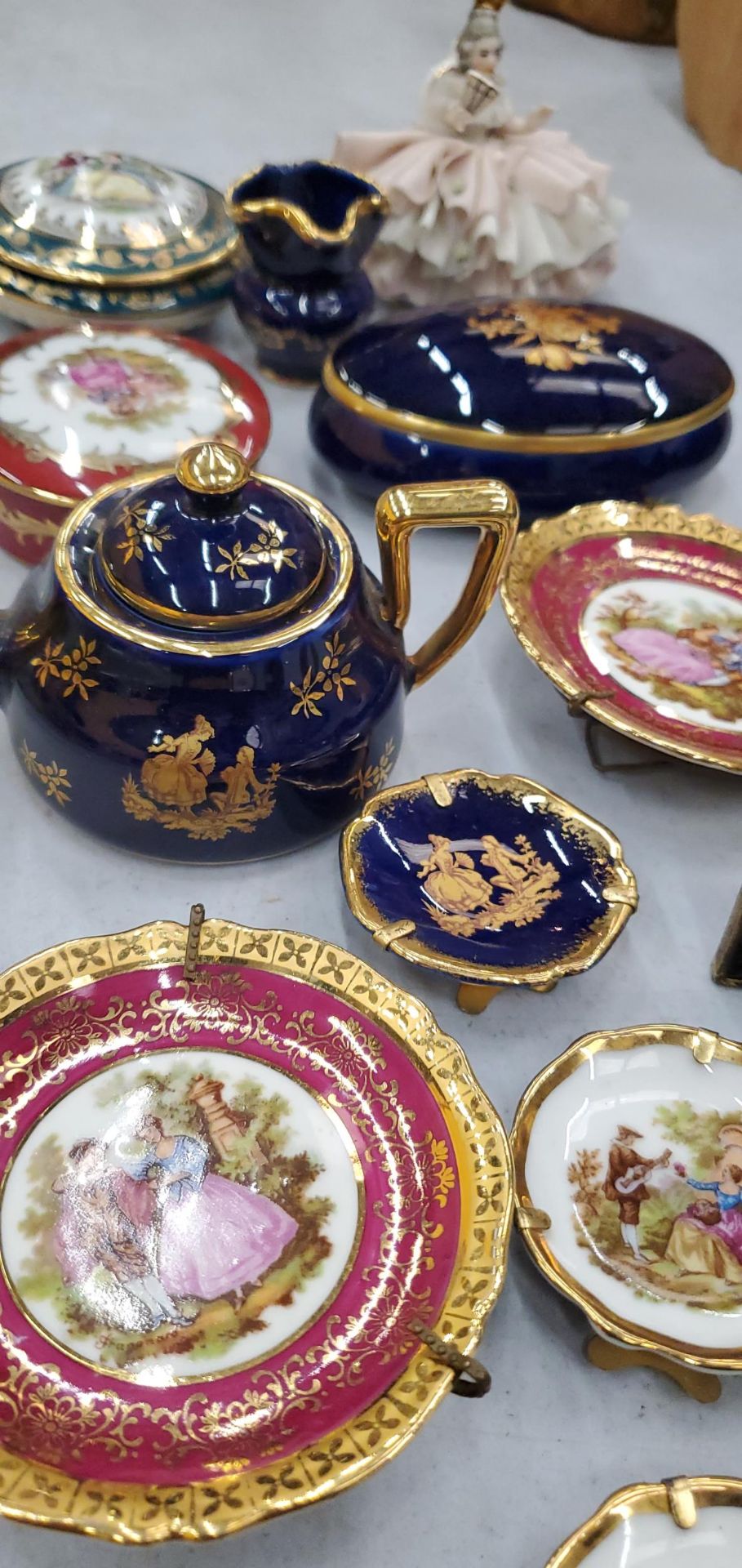 A COLLECTION OF MINIATURE LIMOGES TO INCLUDE TRINKET BOXES, PLATES, A TEAPOT, ETC PLUS A DRESDEN - Image 2 of 3