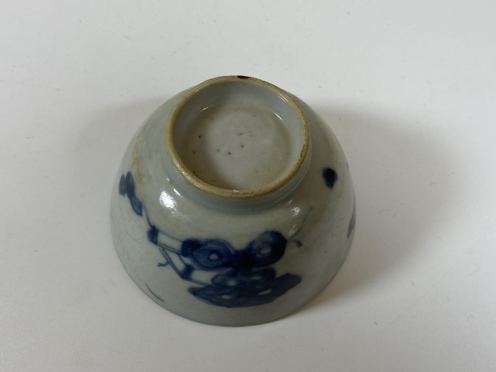 AN 18TH CENTURY CHINESE BLUE AND WHITE PORCELAIN TEA BOWL, DIAMETER 7CM - Bild 3 aus 4