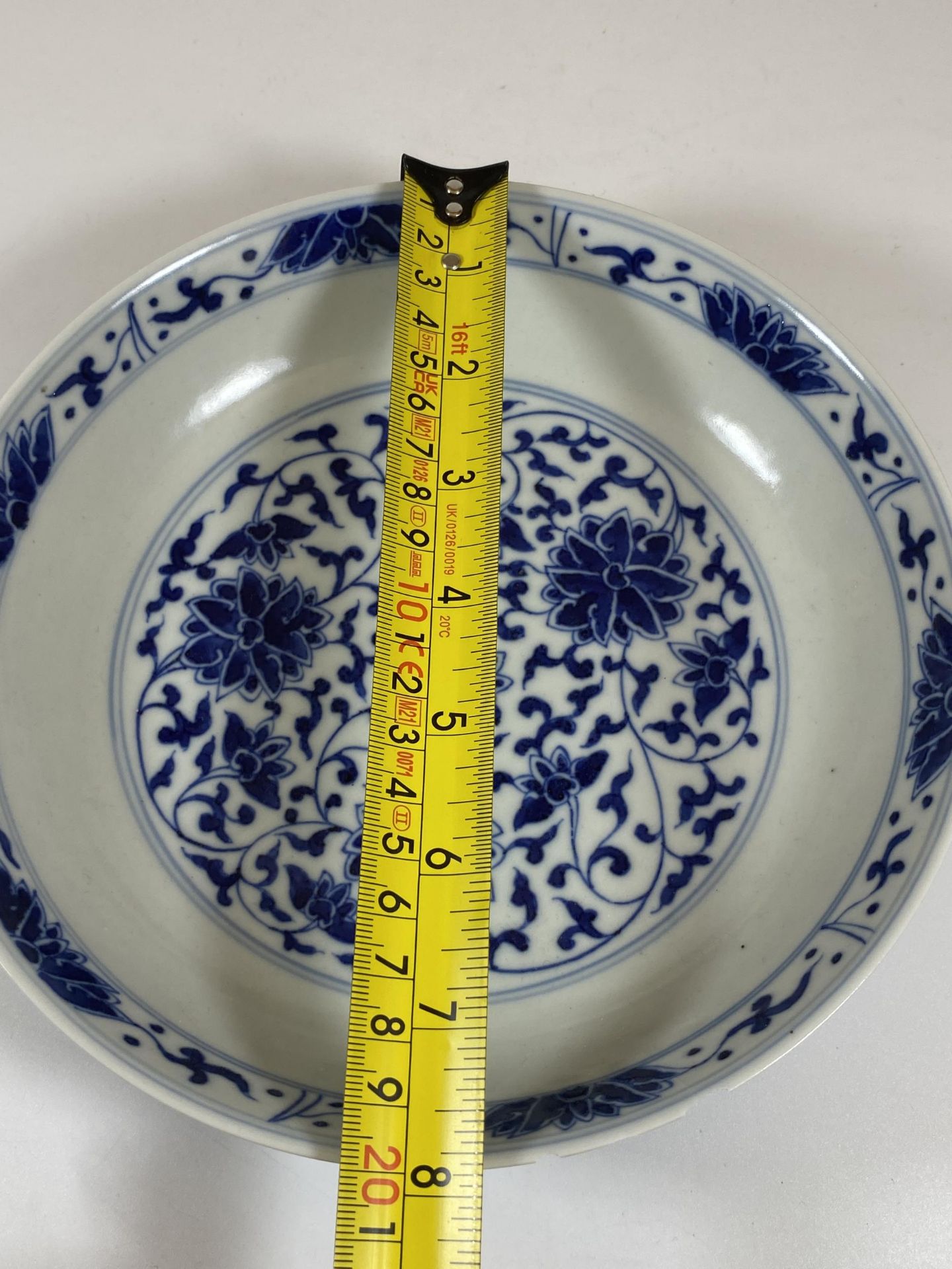 A CHINESE QIANLONG STYLE BLUE AND WHITE FLORAL BOWL / DISH, SIX CHARACTER MARK TO BASE, DIAMETER - Image 6 of 6