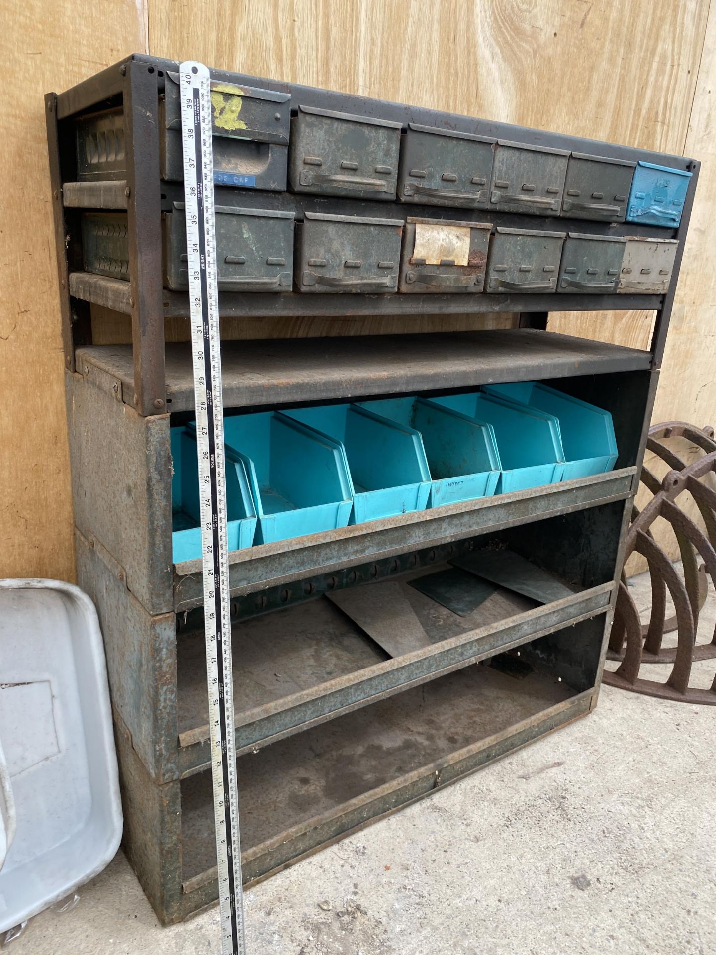 A VINTAGE TOOL STORAGE UNIT WITH UPPER INDIVIDUAL TRAY DRAWERS AND LOWER SHELVES - Bild 4 aus 6