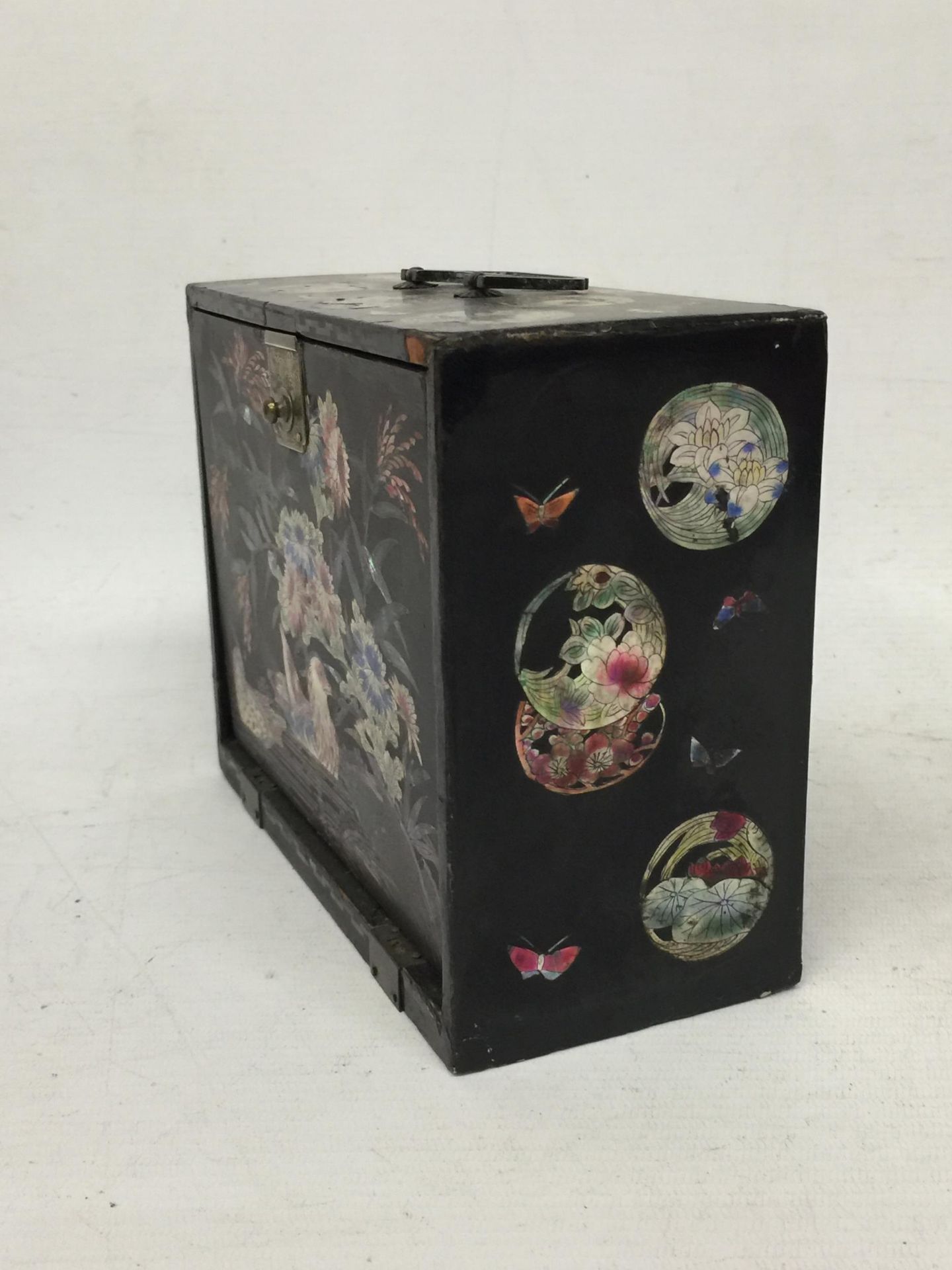 A JAPANESE LACQUERED AND MOTHER OF PEARL DESIGN JEWELLERY BOX - Image 3 of 4