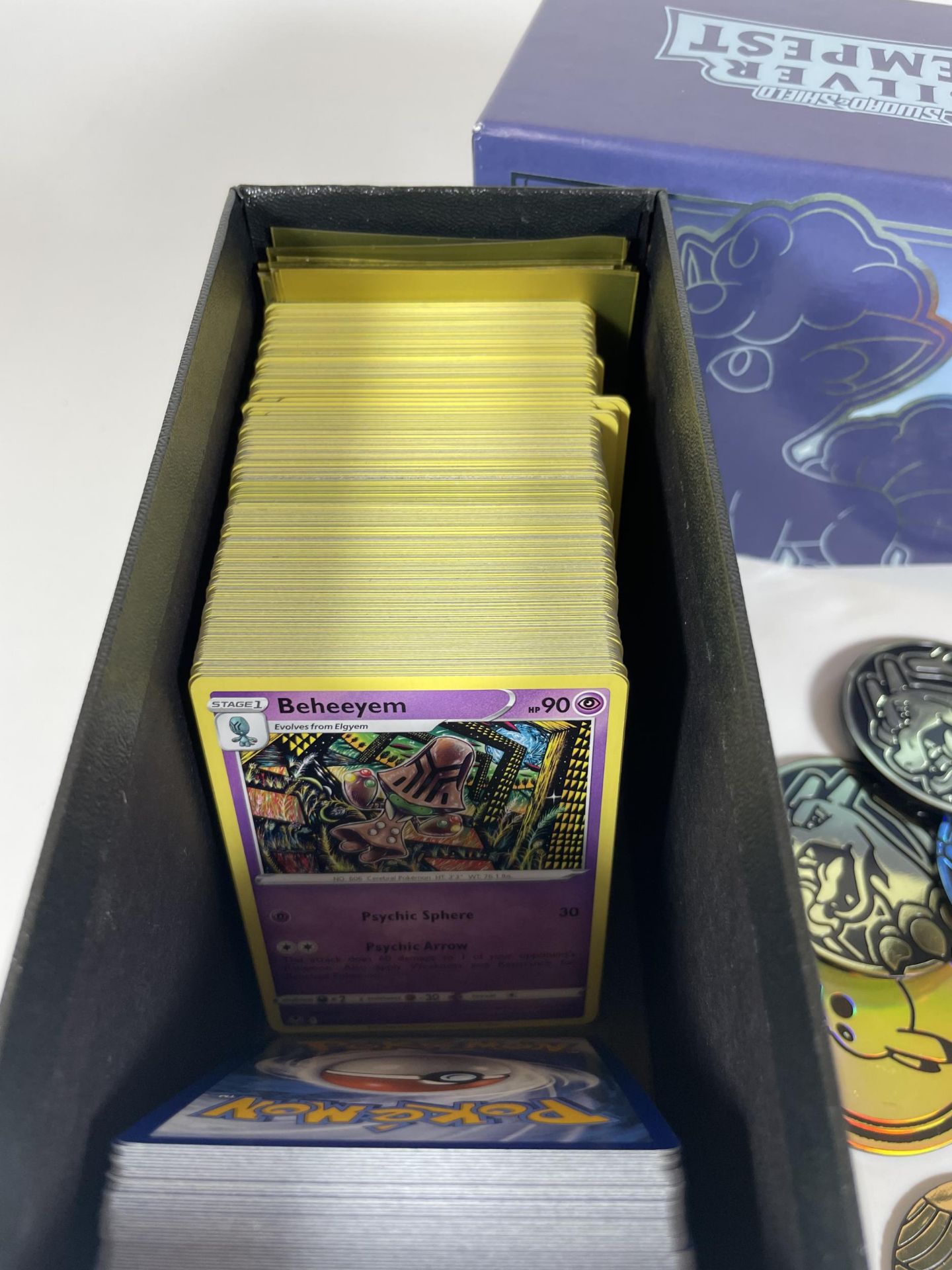 A POKEMON TRAINER BOX FULL OF CARDS, HOLOS, TOKENS ETC - Bild 4 aus 5