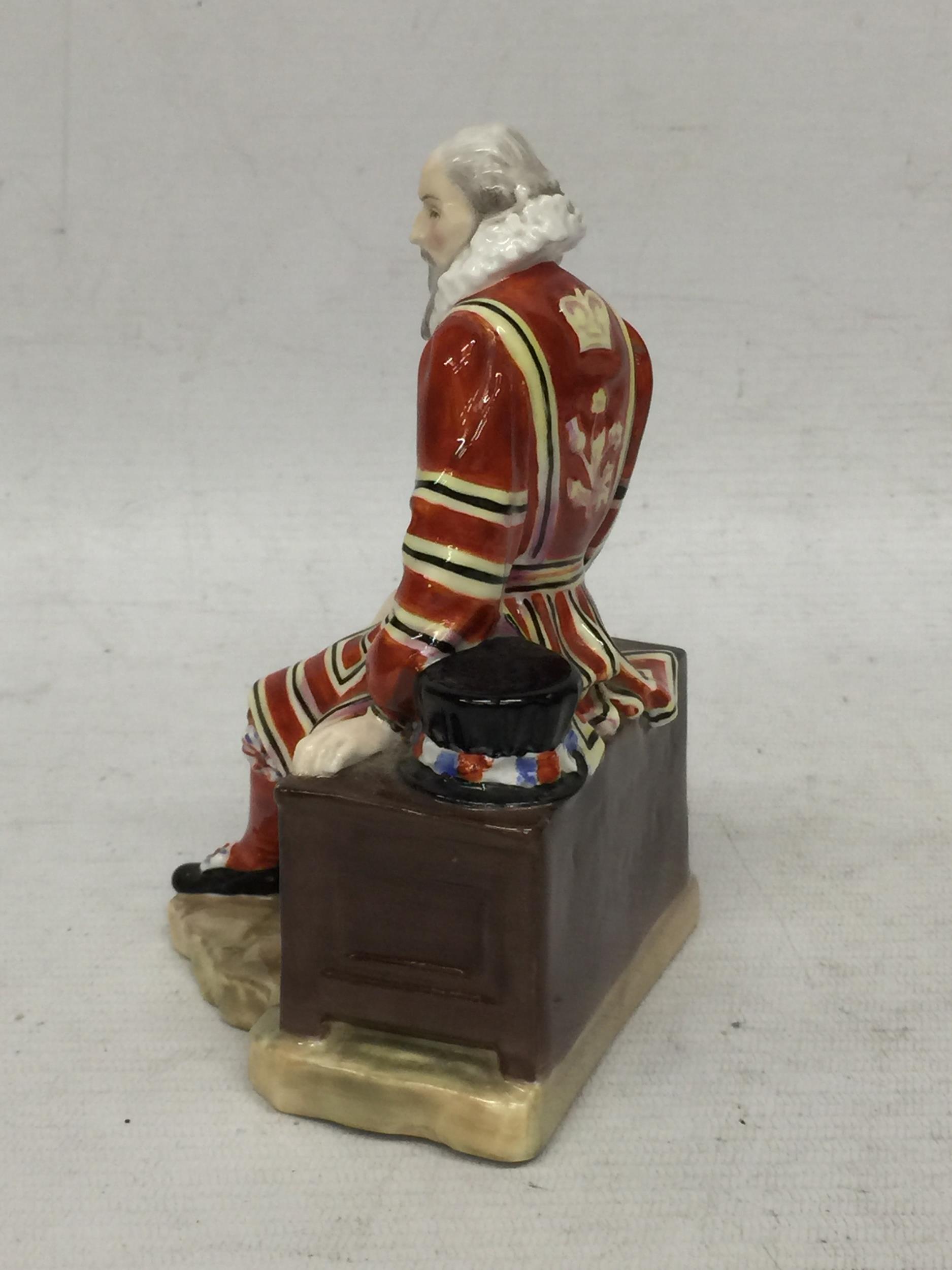 A ROYAL DOULTON 'A YEOMAN OF THE GUARD' HN2122 FIGURE - Image 3 of 4