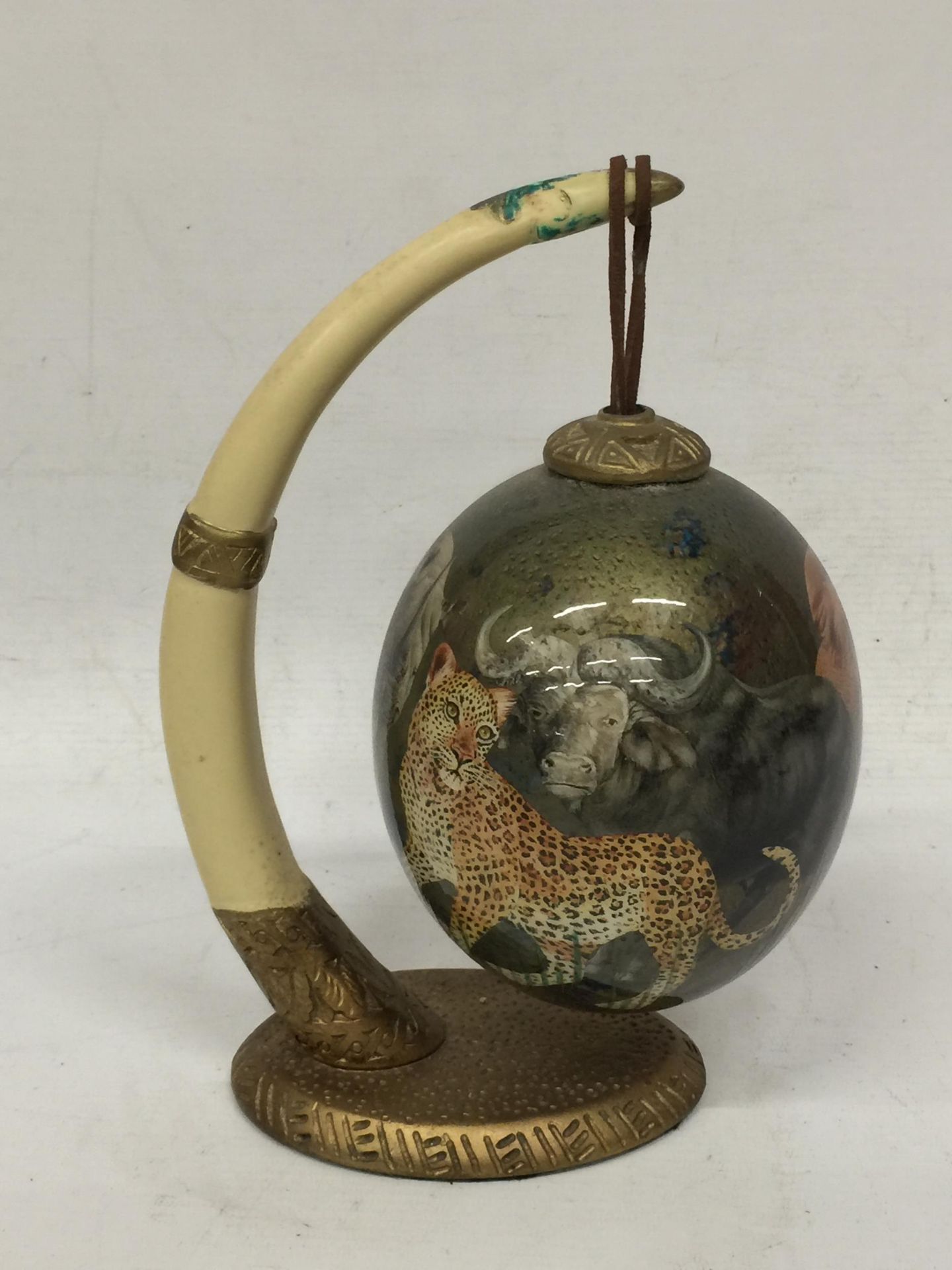 A HANDPAINTED OSTRICH EGG WITH WILD ANIMAL DESIGN ON HORN EFFECT RESIN STAND - Bild 3 aus 4