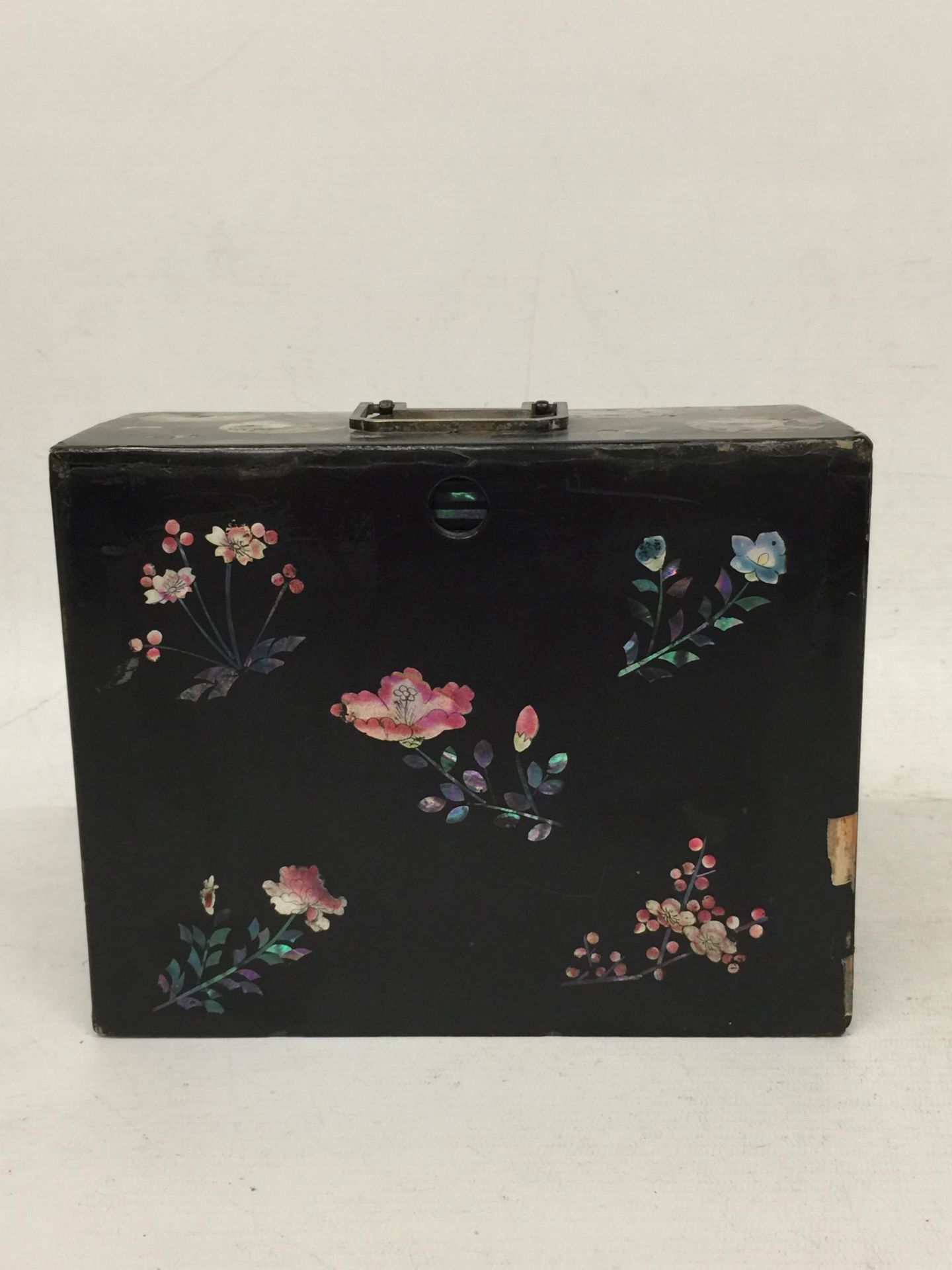 A JAPANESE LACQUERED AND MOTHER OF PEARL DESIGN JEWELLERY BOX - Image 4 of 4