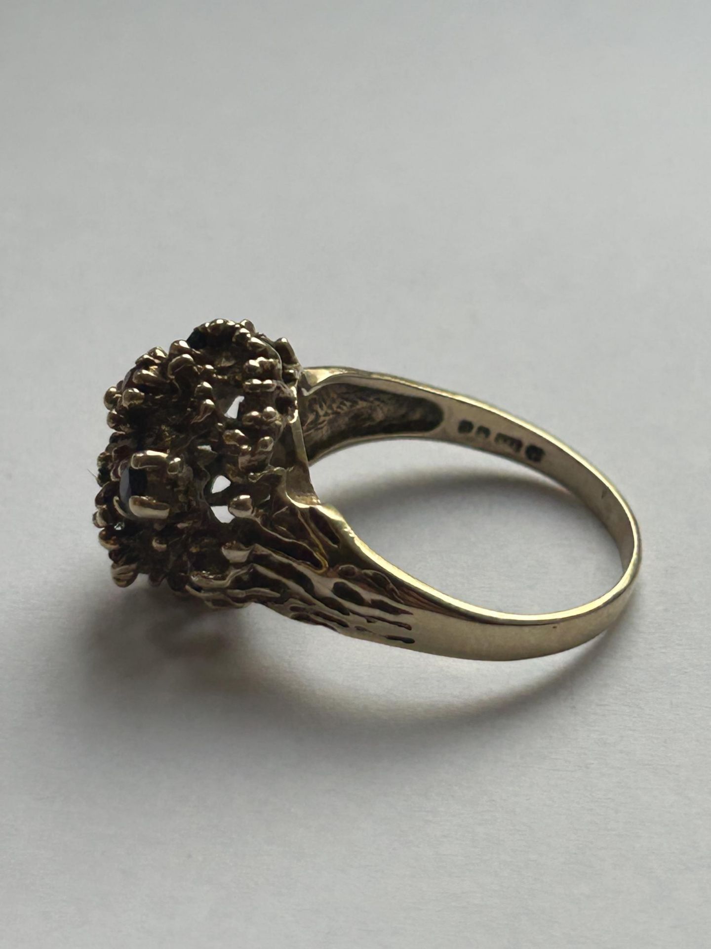 A VINTAGE 9CT YELLOW GOLD AND MULTI-STONE CLUSTER RING SIZE R, WEIGHT 4.83 GRAMS - Image 3 of 4