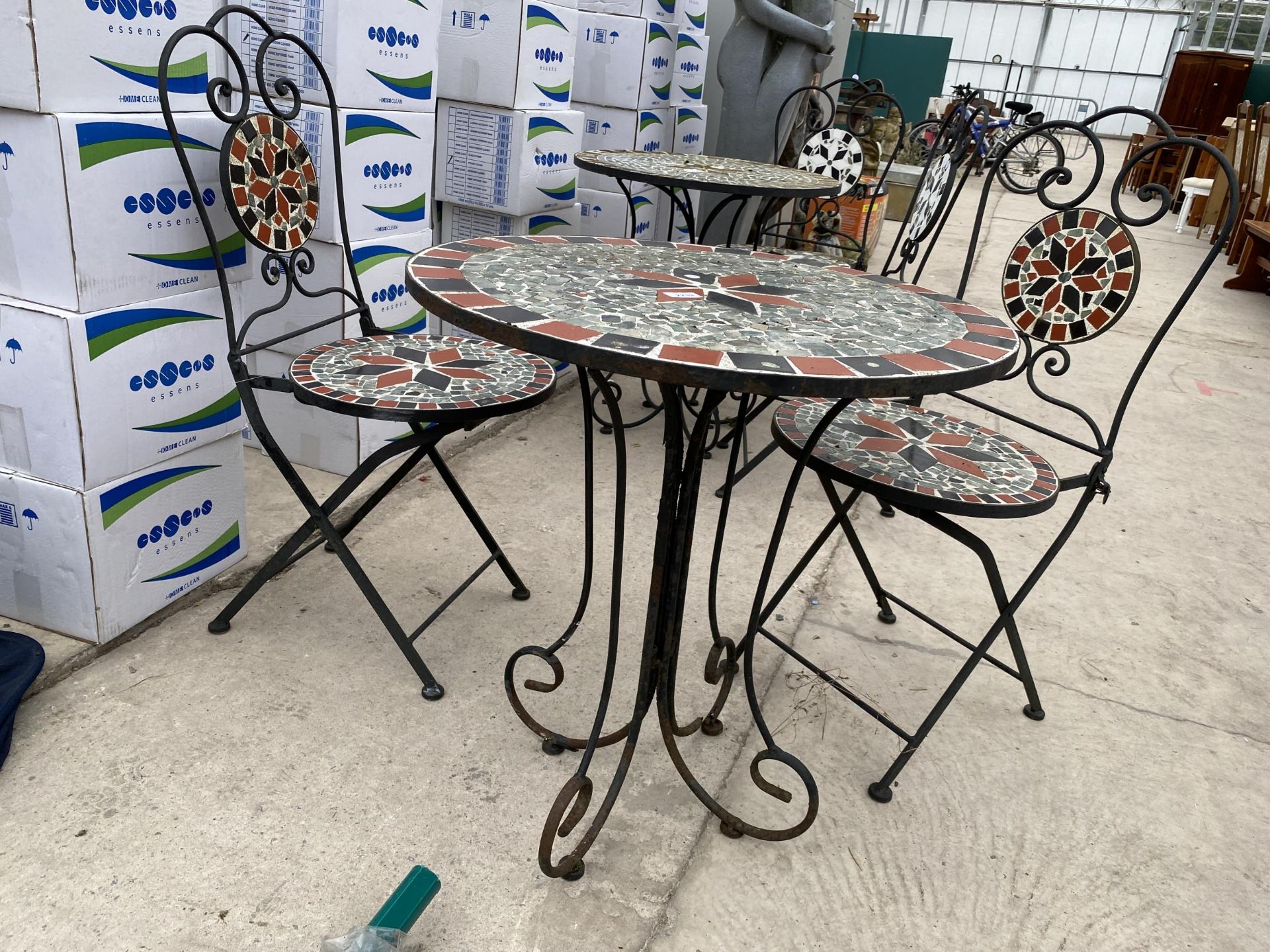 A THREE PIECE MOSAIC TILED BISTRO SET COMPRISING OF A TABLE AND TWO CHAIRS - Bild 2 aus 3