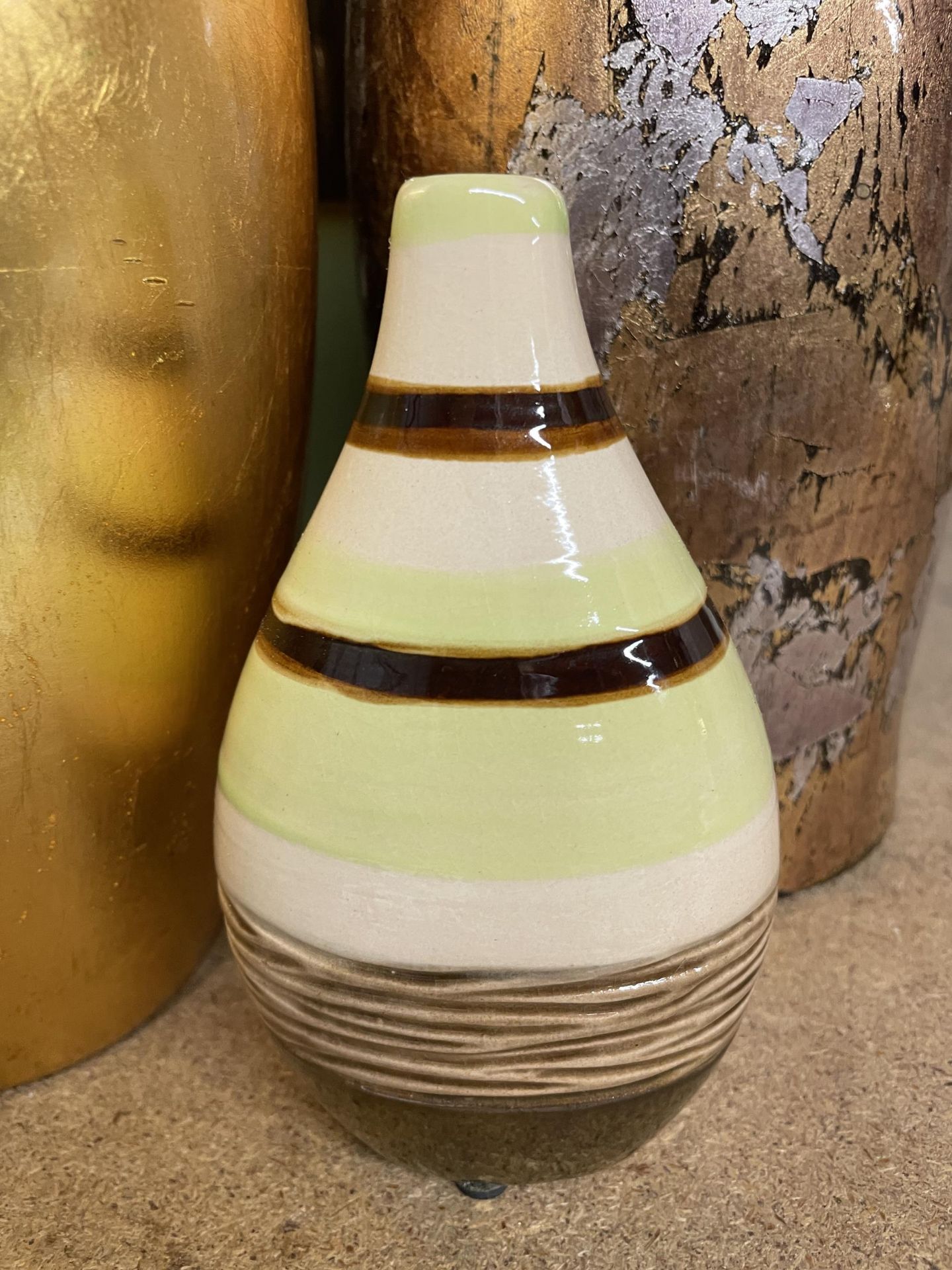 A GROUP OF MODERN DECORATIVE VASES ETC - Image 3 of 3