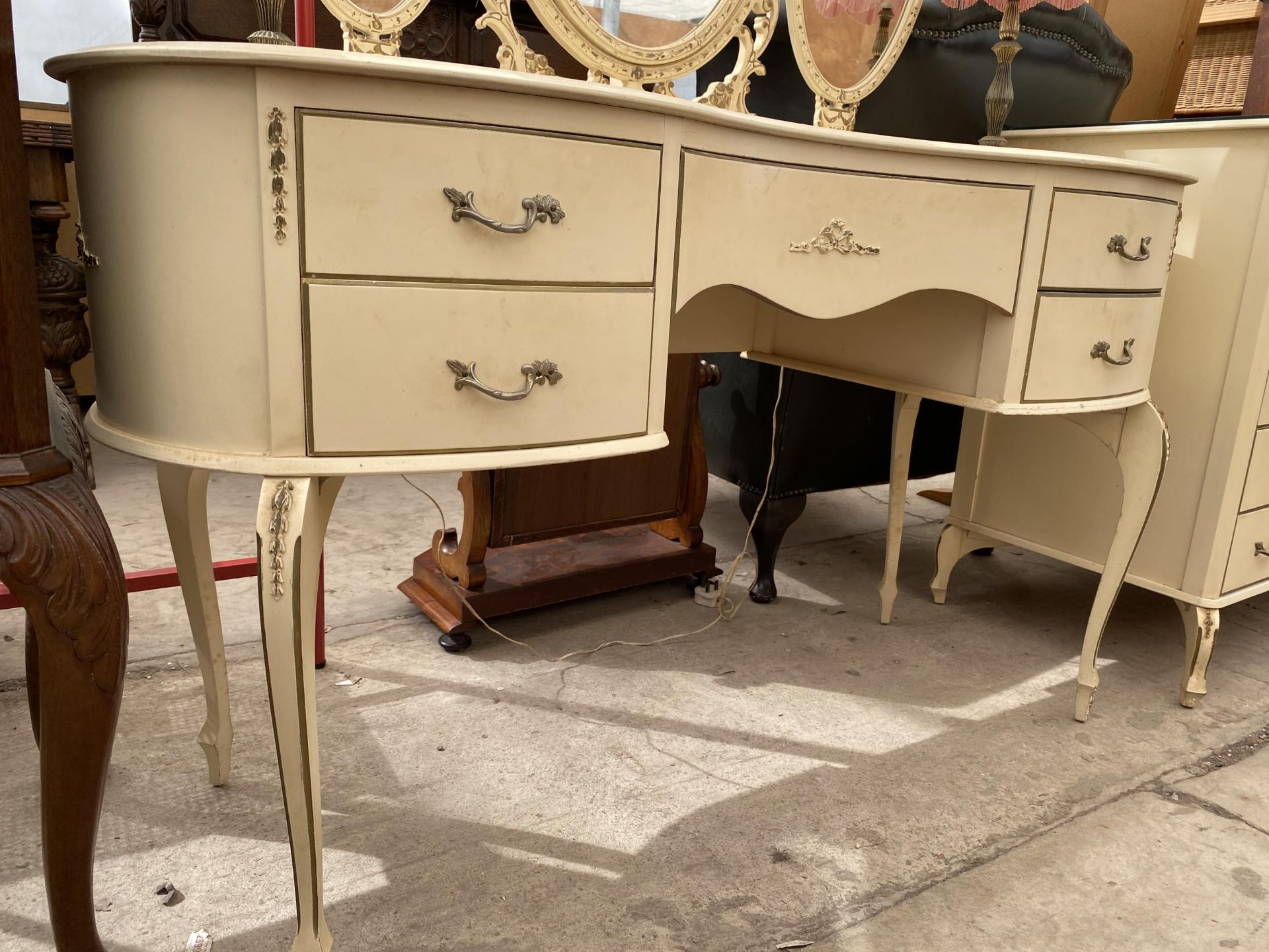 A CREAM AND GILT KIDNEY SHAPED DRESSING TABLE WITH TRIPLE MIRROR AND PAIR OF LAMPS COMPLETE WITH - Image 3 of 3